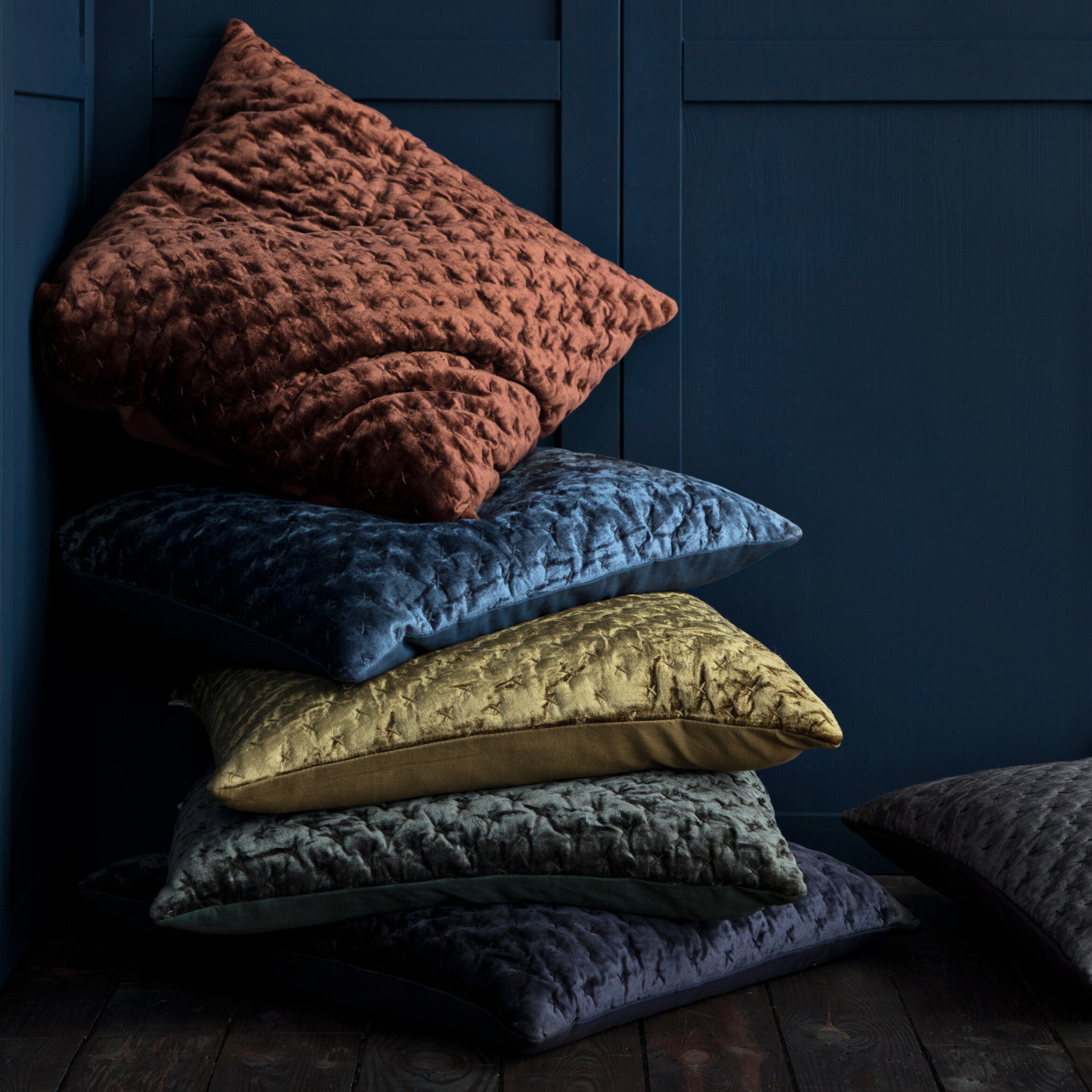 Velvet Embroid Lux - Broderad Kudde i Sammet | 7 färger - 50 X 50 cm