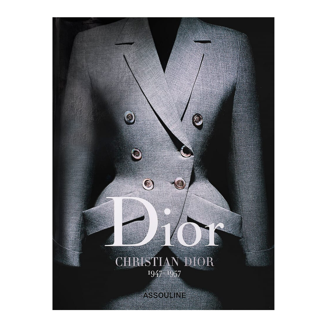 Bokomslag som visar en skräddarsydd grå kostymjacka med titeln "Dior av Christian Dior". Den mörka bakgrunden accentuerar haute couture-strukturen och elegansen. Designerkänsla är uppenbar, med utgivaren "New Mags" noterad längst ner.