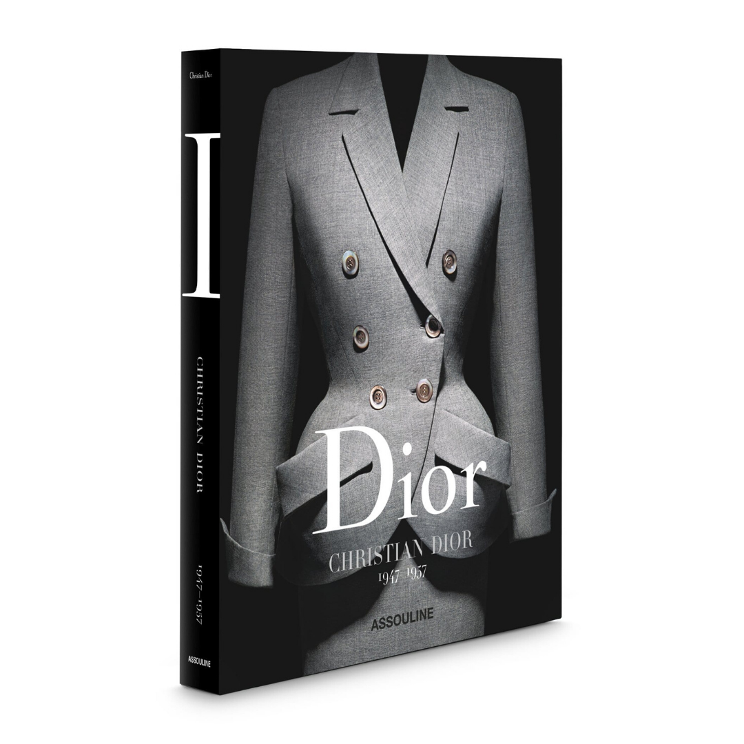 Boken "Dior by Christian Dior" från New Mags har en grå dubbelknäppt kostym på omslaget, som symboliserar haute couture. Designen, satt mot en mörk bakgrund, framhäver Christian Diors ikoniska modeskapelser från 1947 till 1957.