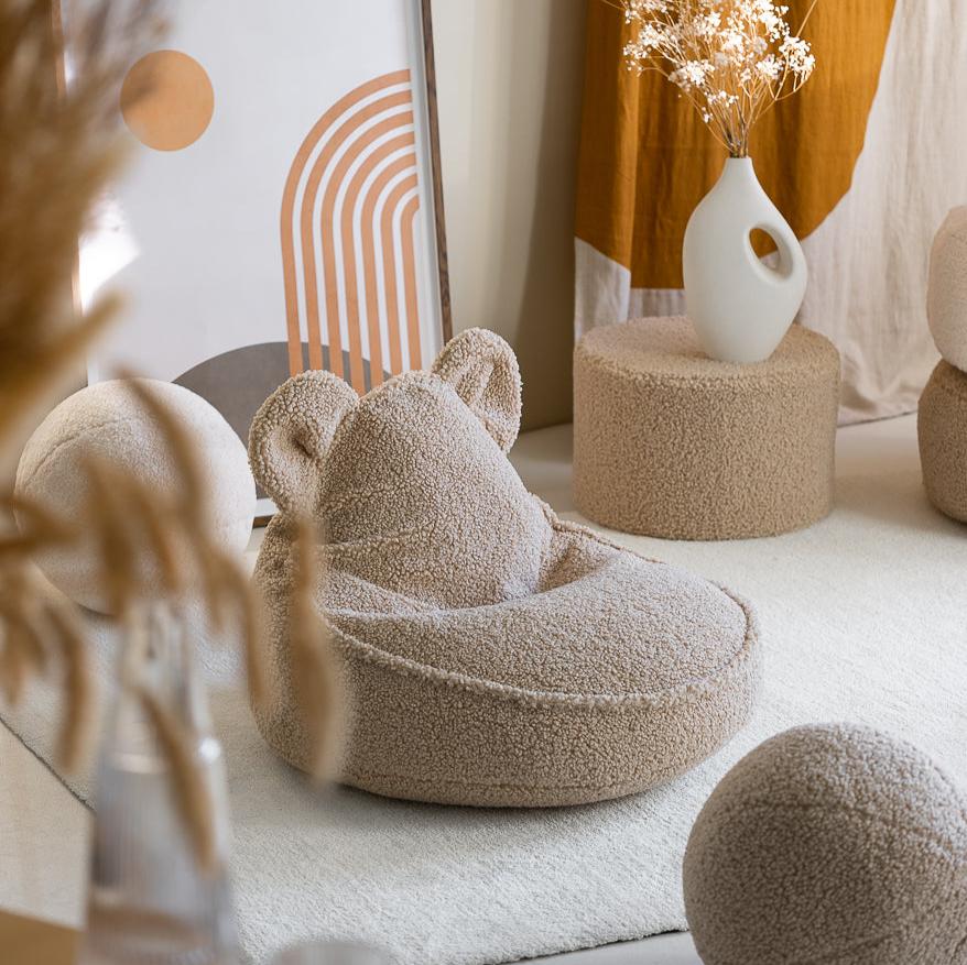 Björnformad sittsäck i teddy – mjuk, tvättbar och perfekt för barnrummet