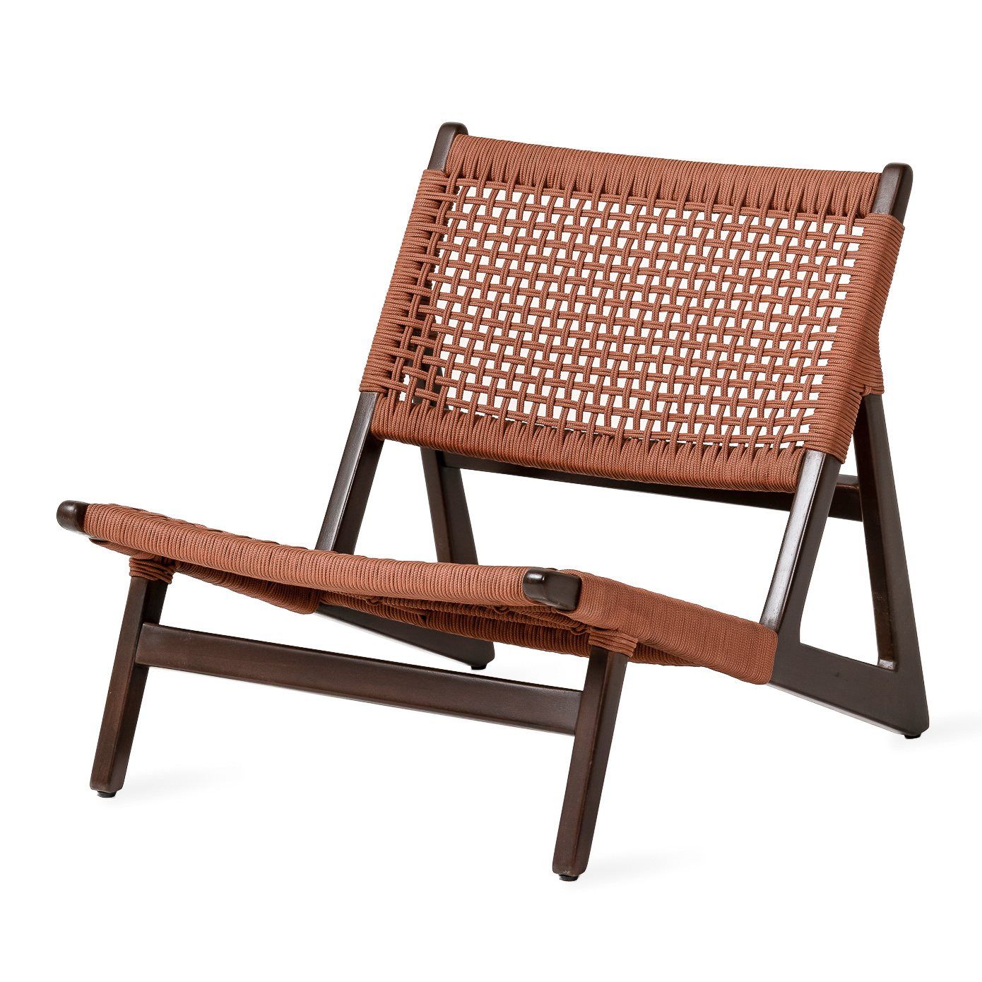 Kuwana Cinnamon Weave Outdoor Fåtölj med kanelbrun flätning och espressofärgad teakram, kombinerar stil och komfort för utomhusbruk. Ergonomisk design och bra ventilation gör den perfekt för avkoppling året runt.