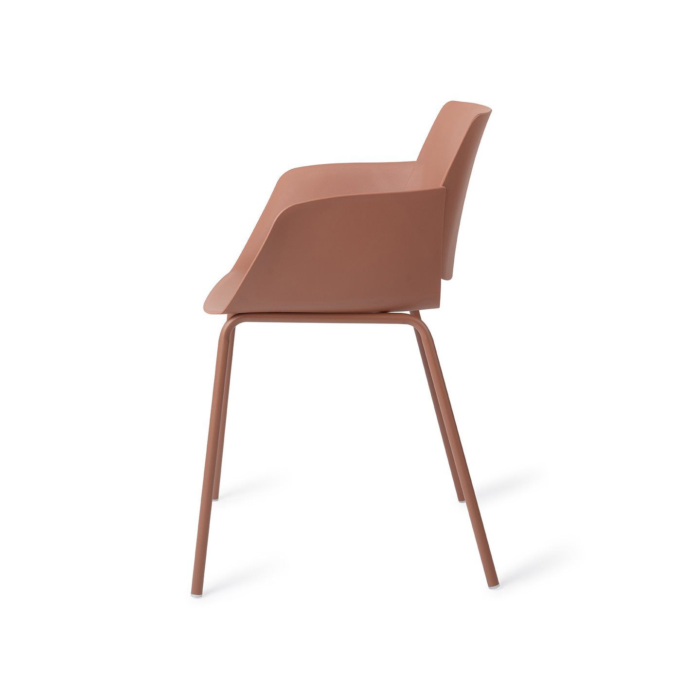 Koto utestol tillverkad av 50% återvunnen polypropen, med ergonomisk design och ventilation för långvarig komfort. De robusta metallbenen ger stabilitet och elegans. Stolen har en varm terrakottafärg som tillför en jordnära känsla till ditt uterum.