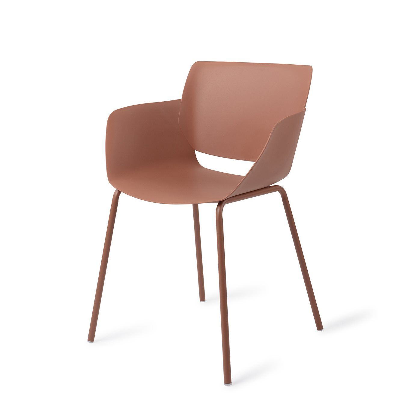 Koto utestol tillverkad av 50% återvunnen polypropen, med ergonomisk design och ventilation för långvarig komfort. De robusta metallbenen ger stabilitet och elegans. Stolen har en varm terrakottafärg som tillför en jordnära känsla till ditt uterum.