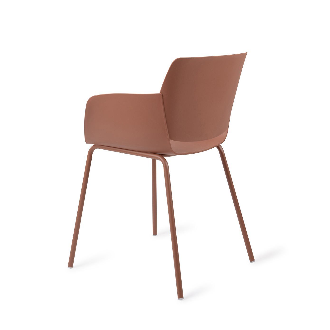 Koto utestol tillverkad av 50% återvunnen polypropen, med ergonomisk design och ventilation för långvarig komfort. De robusta metallbenen ger stabilitet och elegans. Stolen har en varm terrakottafärg som tillför en jordnära känsla till ditt uterum.
