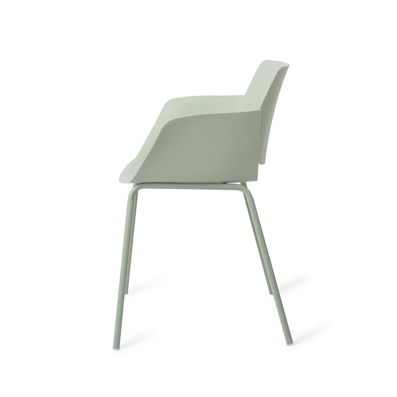 Koto utestol tillverkad av 50% återvunnen polypropen, med ergonomisk design och ventilation för långvarig komfort. De robusta metallbenen ger stabilitet och elegans. Stolen har en sval grön färg som ger en botanisk touch och naturnära harmoni till ditt uterum.