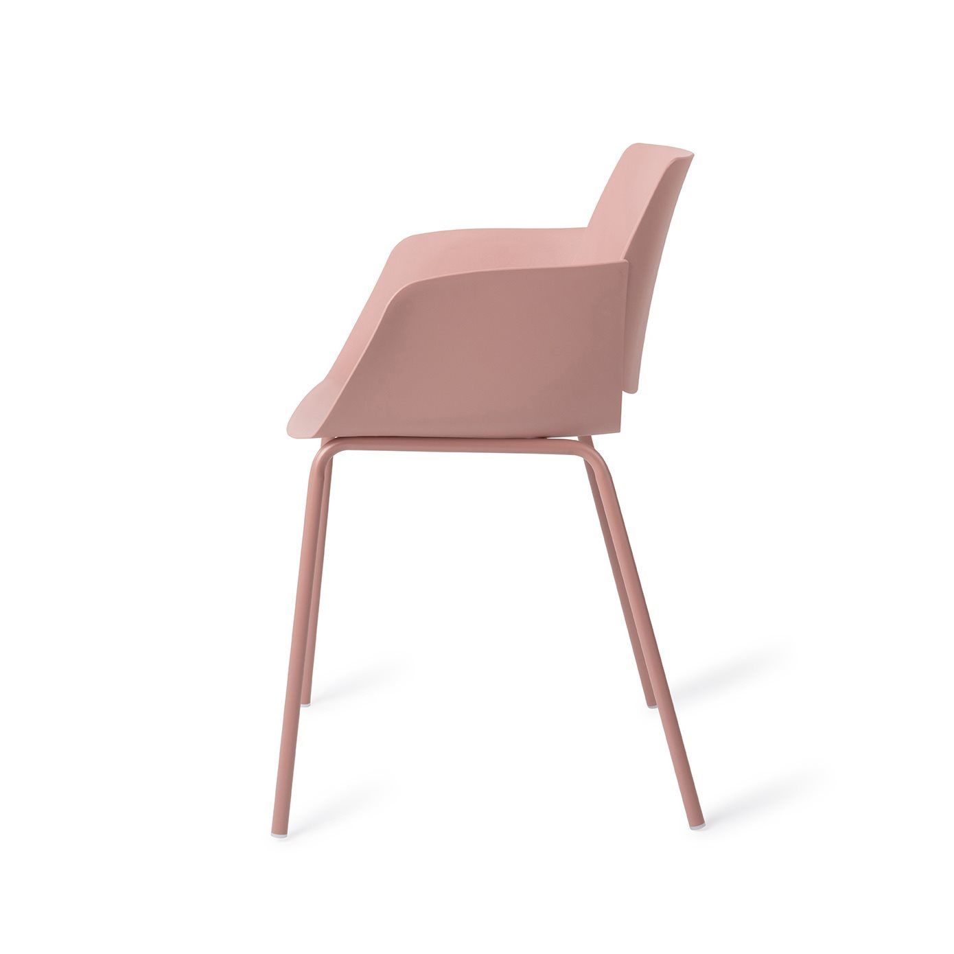 Koto utestol tillverkad av 50% återvunnen polypropen, med ergonomisk design och ventilation för långvarig komfort. De robusta metallbenen ger stabilitet och elegans. Stolen har en subtilt rosaskimrande rosa färg som ger en mjuk och elegant färgaccent till ditt uterum.