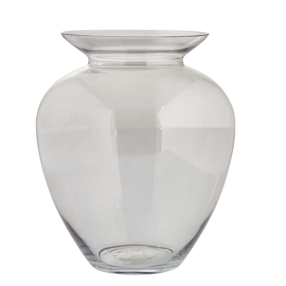 En vas i rökfärgat glas sitter elegant mot en orörd vit bakgrund och visar upp sin enkelhet och skönhet.