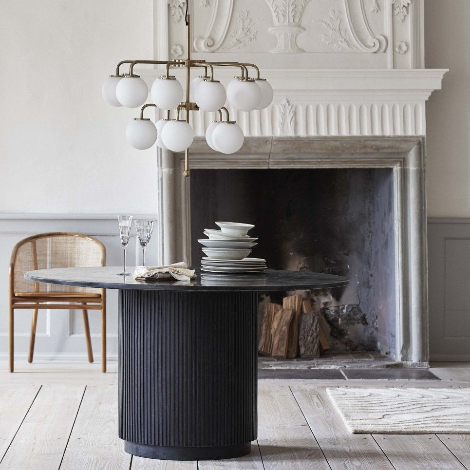 PALMA takkrona – mässingsfärgad lampa med vita glaskupor