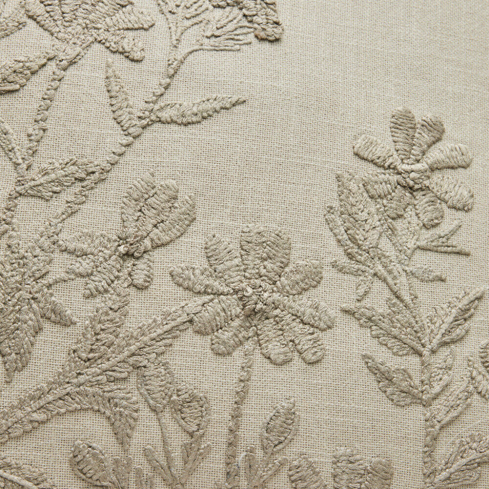 Ruth Kudde i Sand – Elegant Prydnadskudde med Broderade Blommor 50x50