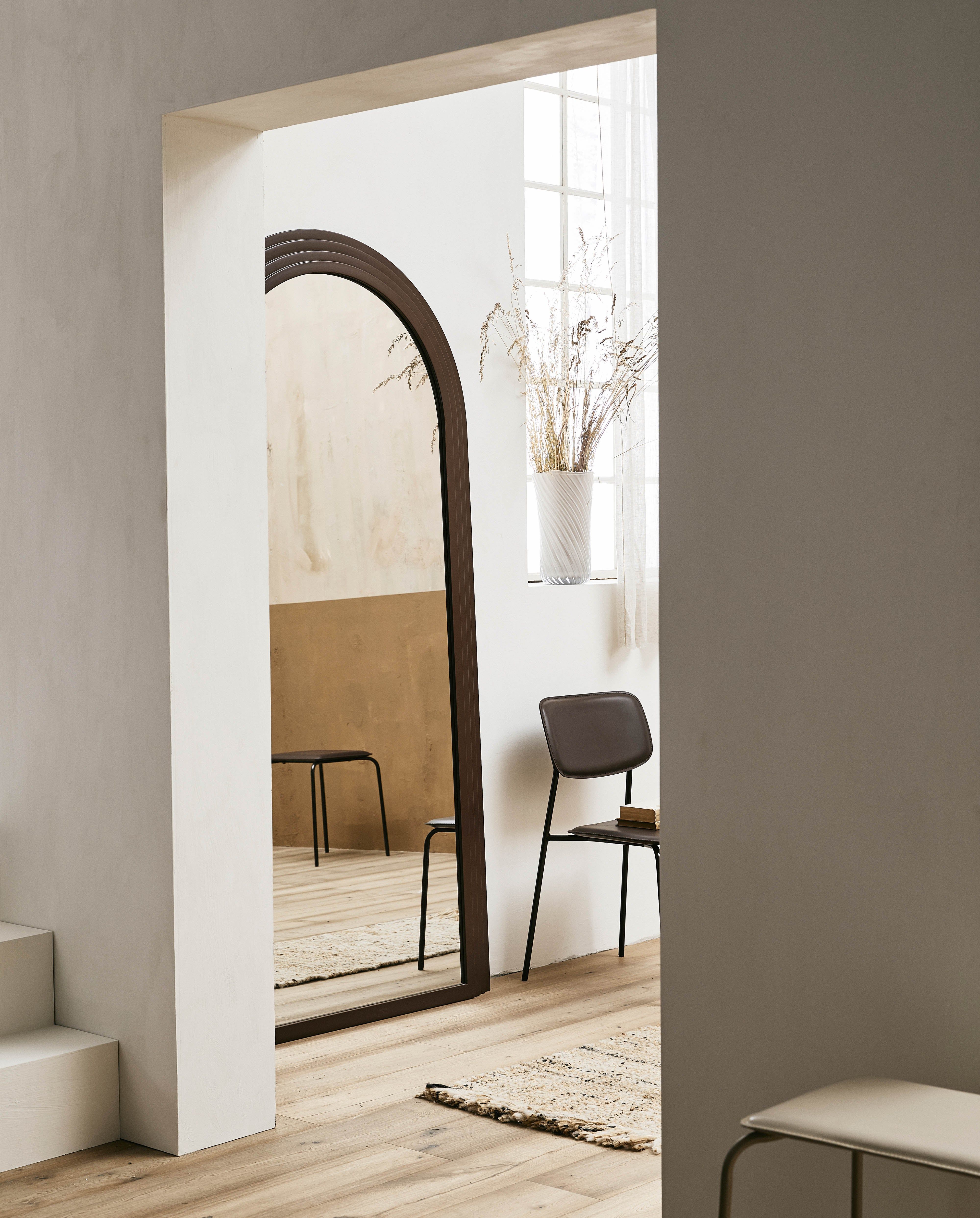 Välvd spegel med mörkbrun ram och räfflad, skiktad design som ger ett modernt men klassiskt uttryck. Spegeln är hög och elegant med rundad topp, perfekt för entréer, sovrum eller vardagsrum.