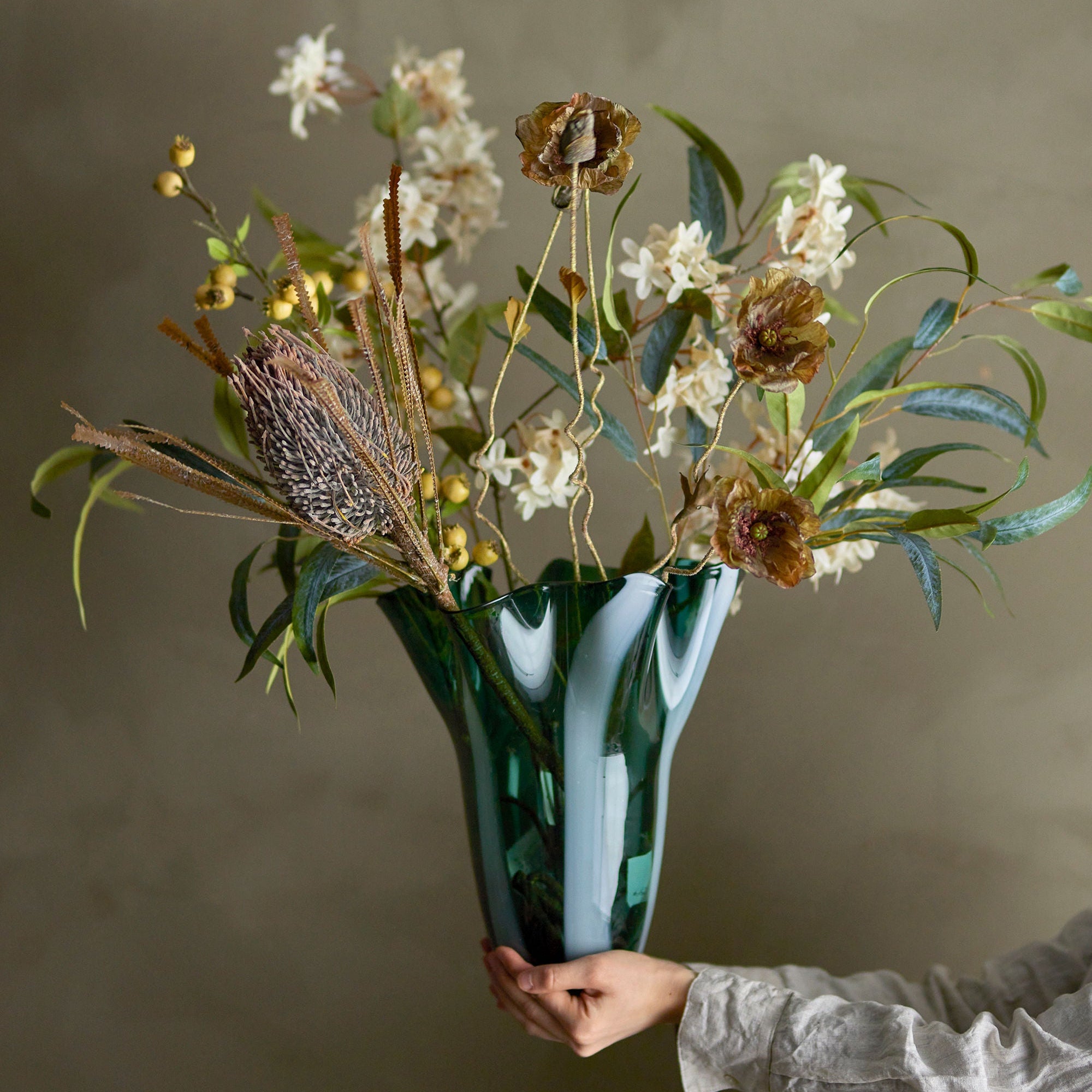 Lettice Vas i Grönt Glas – Munblåst Elegans Med Mjuk Form