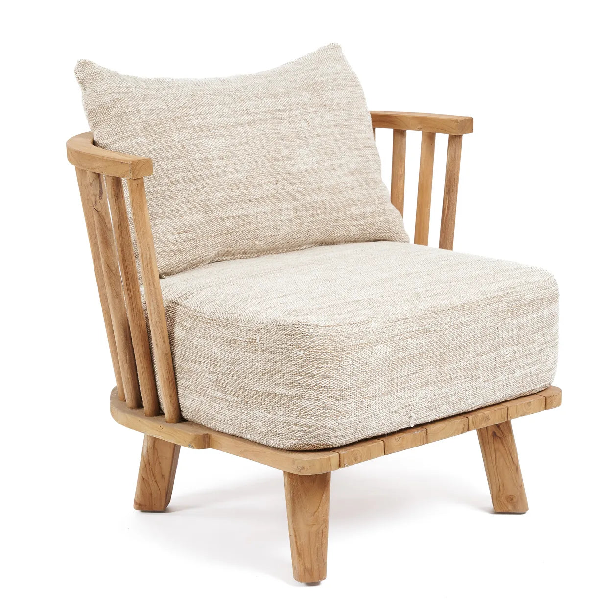 The Bazar Bizar Antwerp Malawi One Seater i naturbeige har en ljusbeige vadderade sits och ryggstöd, gjorda av återvunnet teak. Den har en ribbade design med robusta vinklade ben, vilket lägger till rustik charm till all inredning.