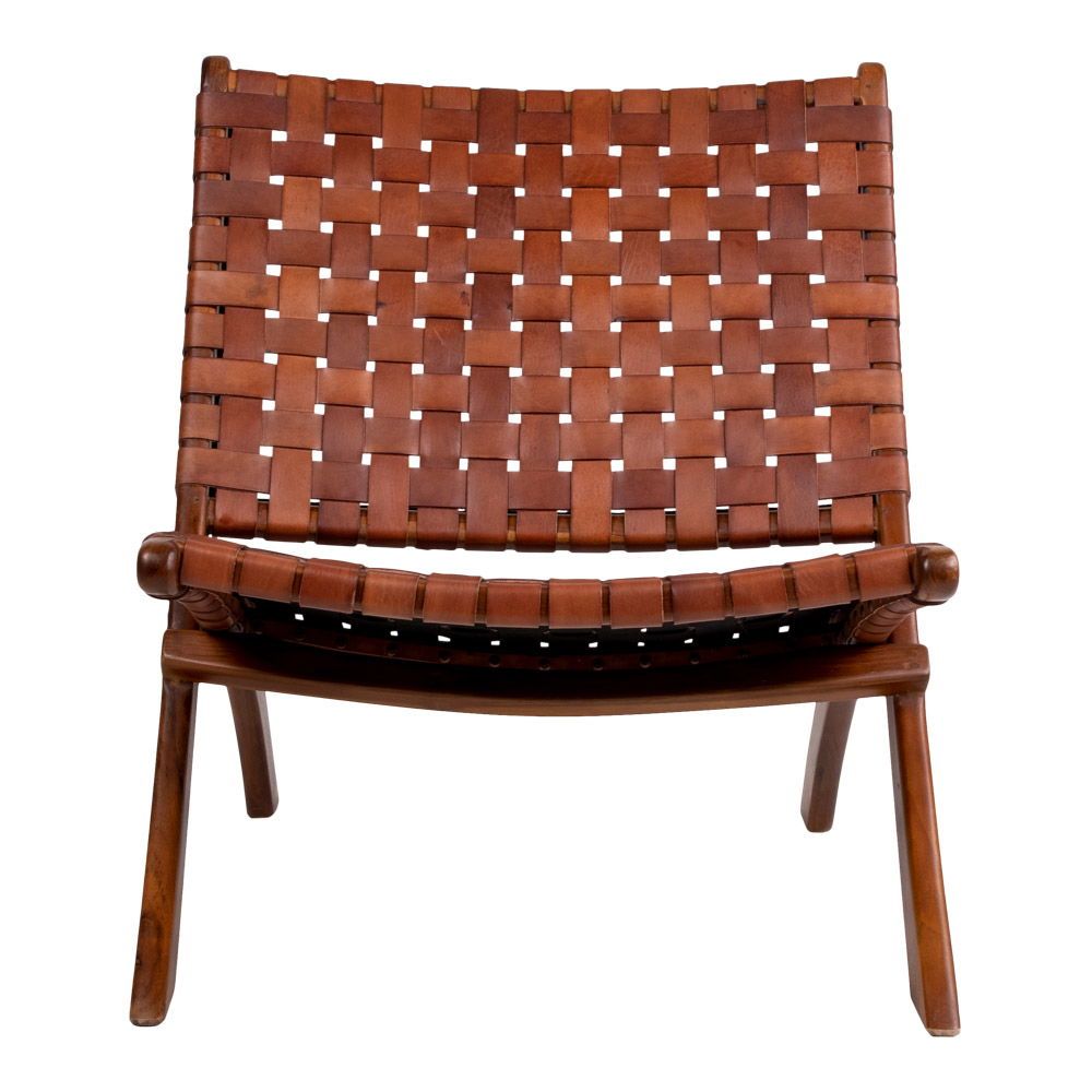 Perugia Hopfällbar Stol från House Nordic är en elegant brun lädervävd fåtölj med träram, med en lädersits. Dess sammanflätade remdesign på sätet och ryggstödet kompletterar den vinklade ryggen och de robusta träbenen, och erbjuder elegans och hållbarhet i teakben.