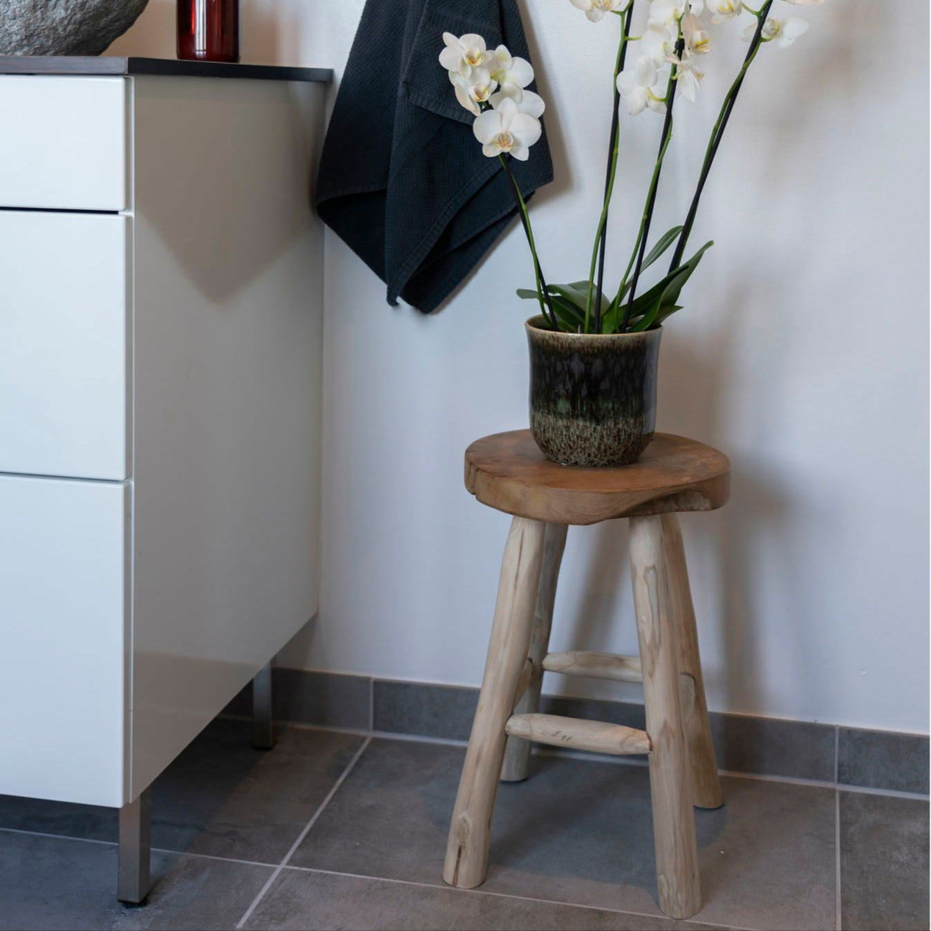 Badia Pall – Mångsidig Elegans i Teakträ