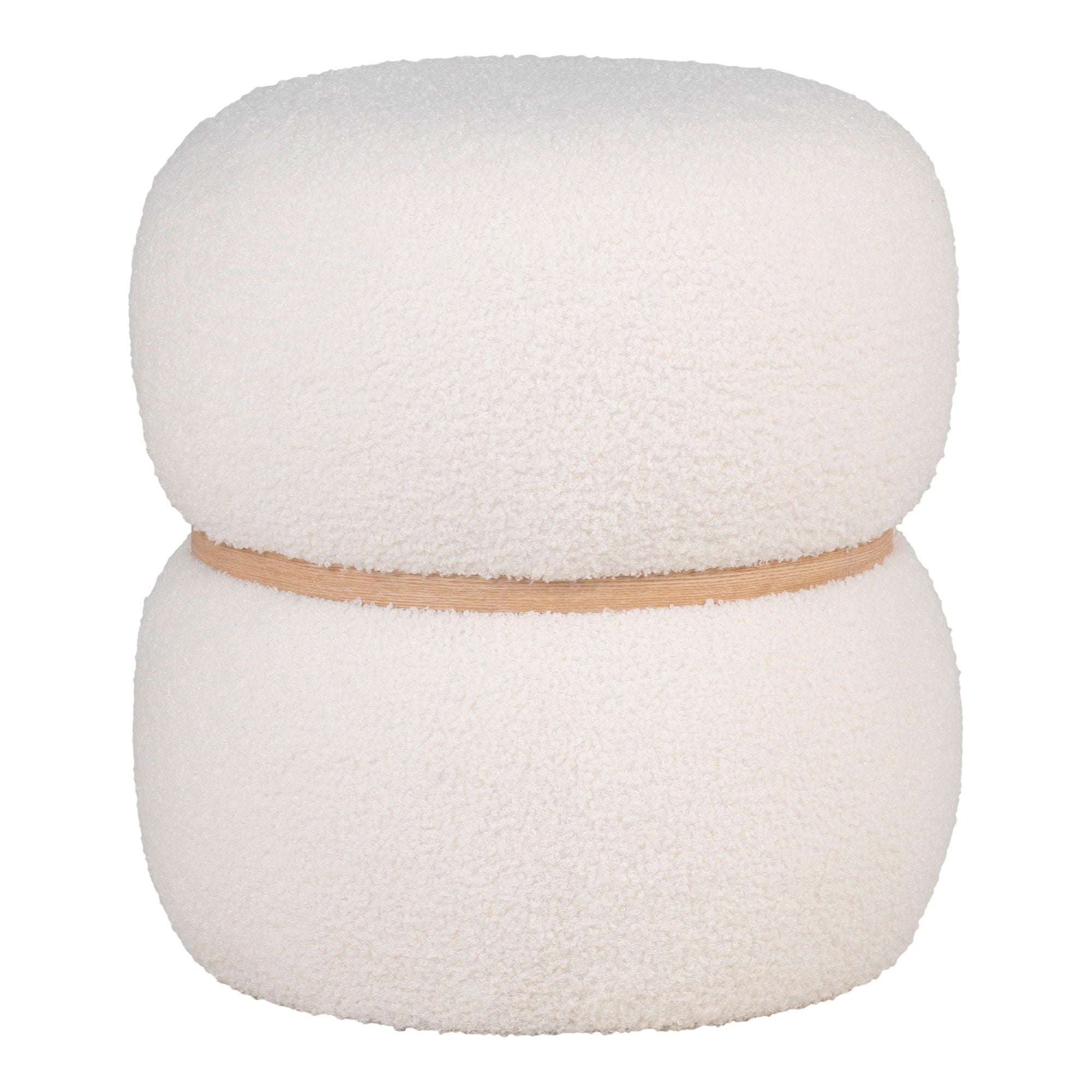 House Nordic Milford-puff – Vit Bouclé Sittpuff har en plysch, minimalistisk design med två staplade kuddliknande sektioner. Ett ljust beige band delar elegant upp de övre och nedre delarna, vilket förstärker den mjuka bouclé-strukturen.