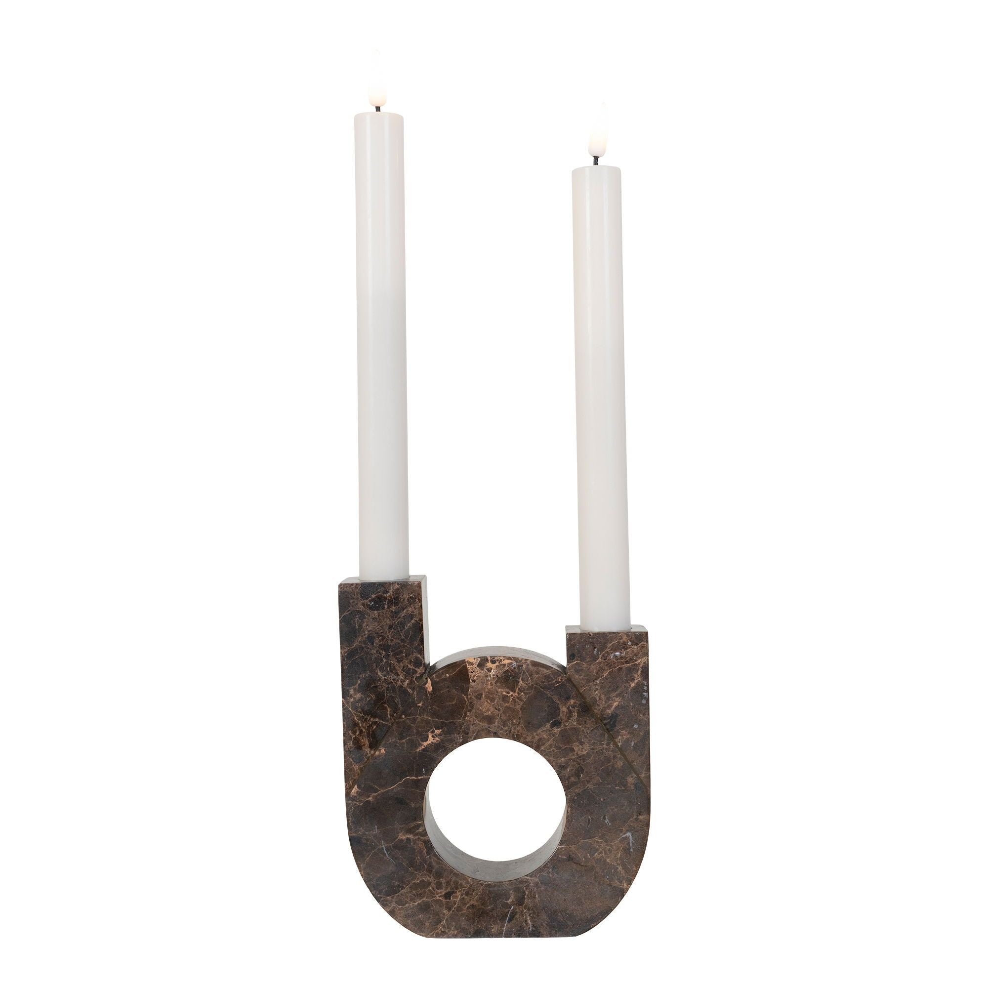 Modern ljusstake i marmor med två vita ljus, med en unik U-formad design och en polerad brun stenfinish i vit bakgrund.