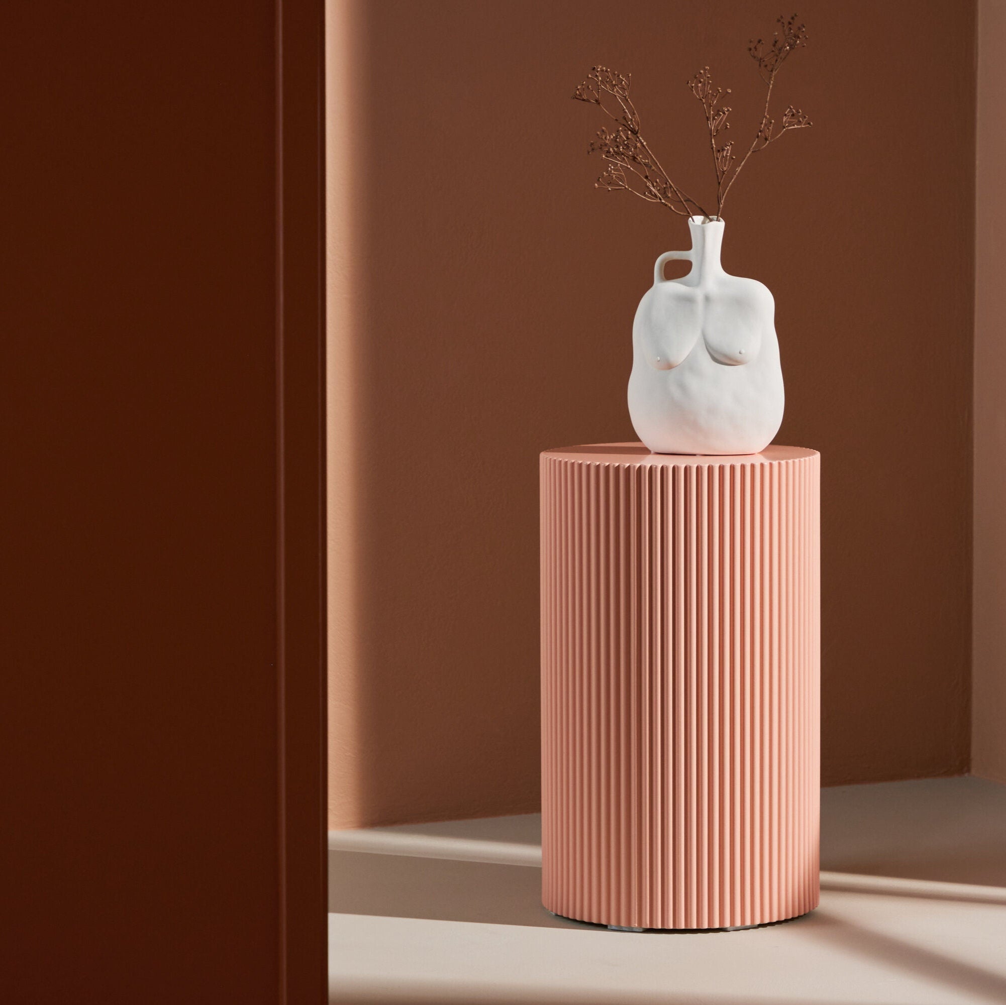 Lenox Sidobord – Peachfärgat Sidobord i MDF med Räfflad Design