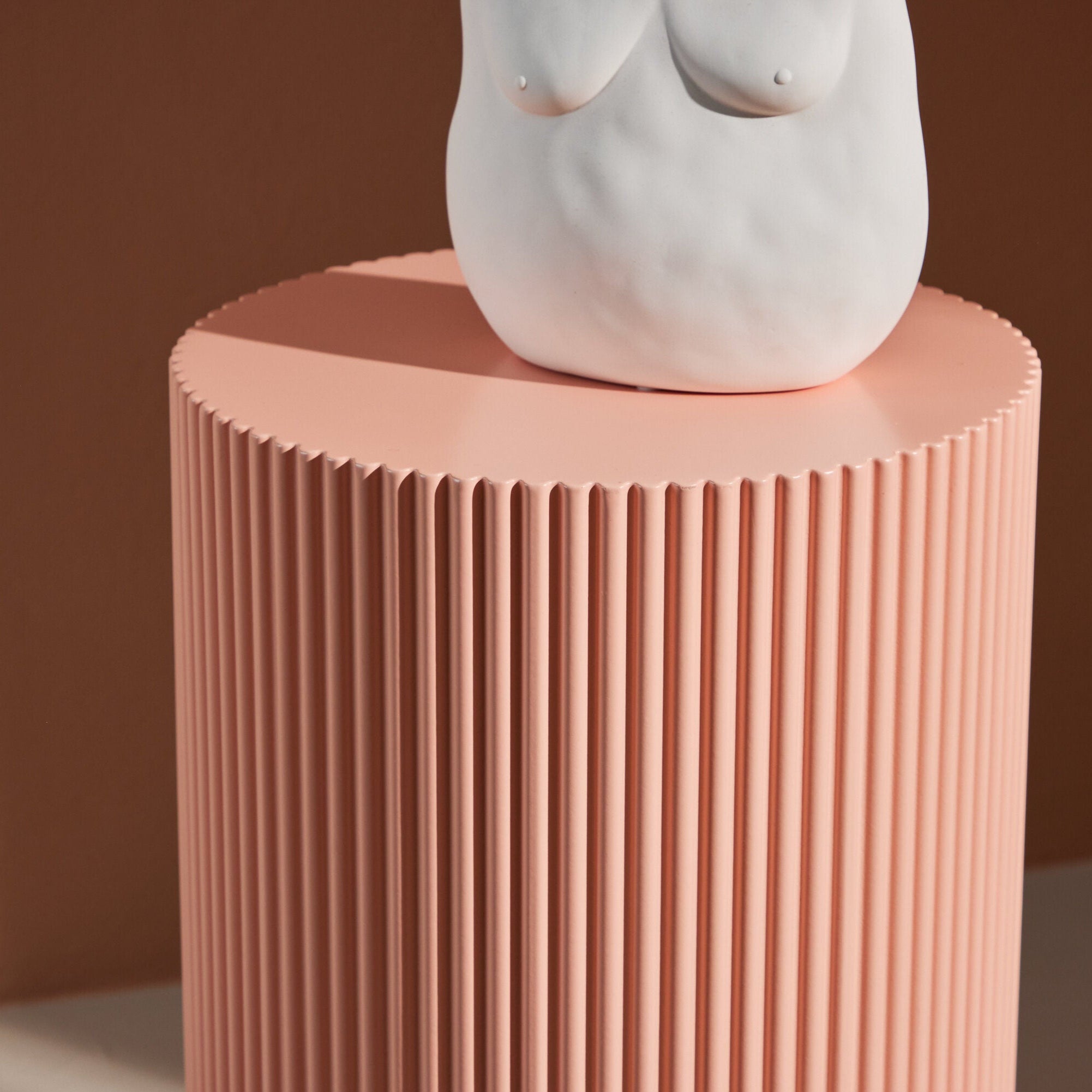 Lenox Sidobord – Peachfärgat Sidobord i MDF med Räfflad Design