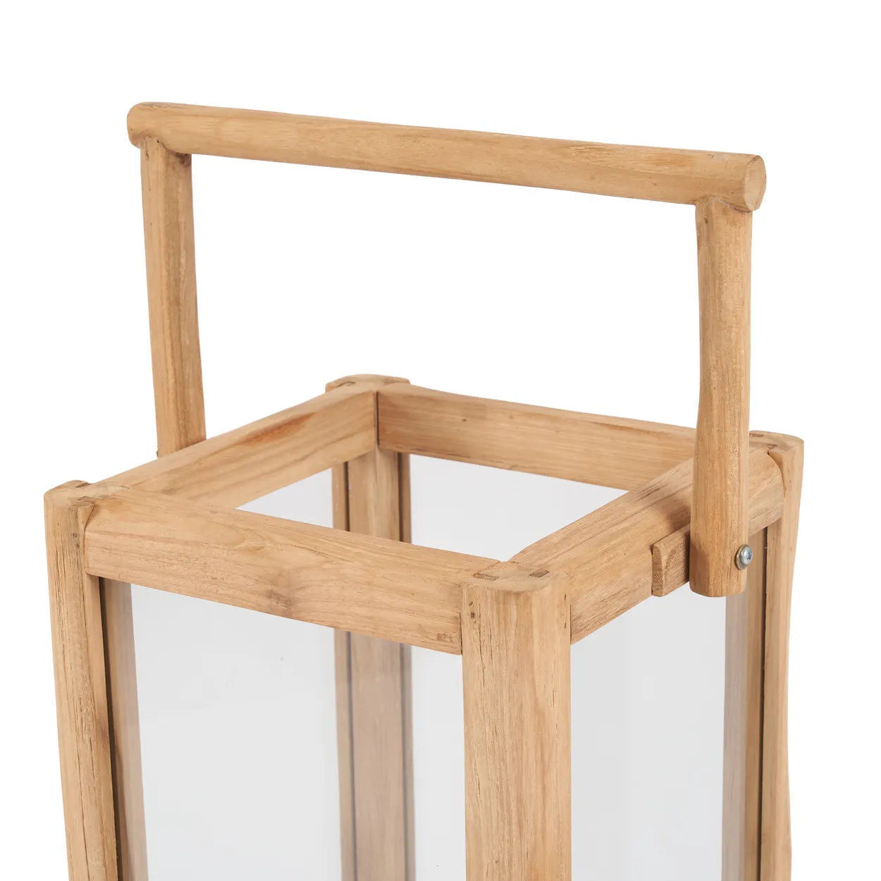 The Nusa Penida Lykta från Bazar Bizar är en mysig ljuslykta i hållbart teakträ med glas och rektangulärt handtag – perfekt för en harmonisk ljusmiljö på din uteplats, avbildad mot vit bakgrund.