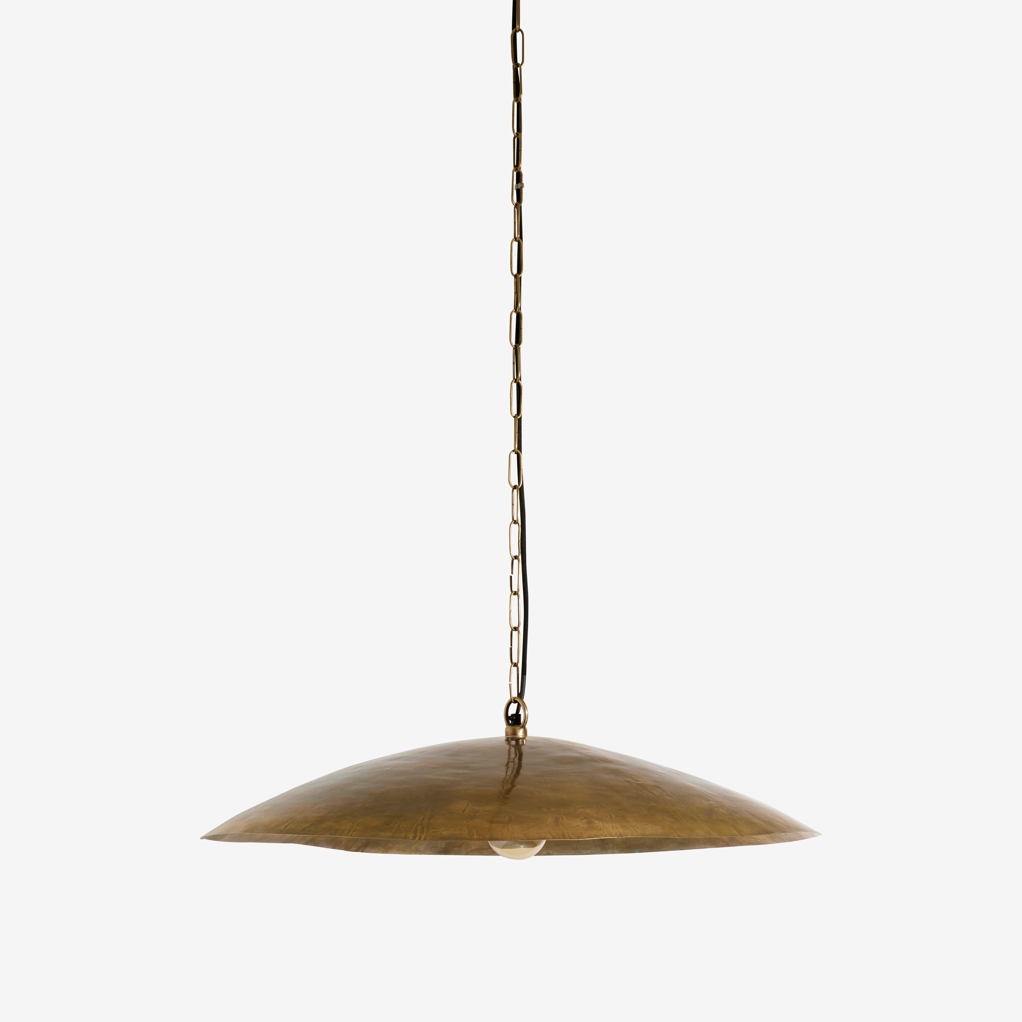 Handgjord taklampa i mässing med kupolformad design och kedjeupphängning 