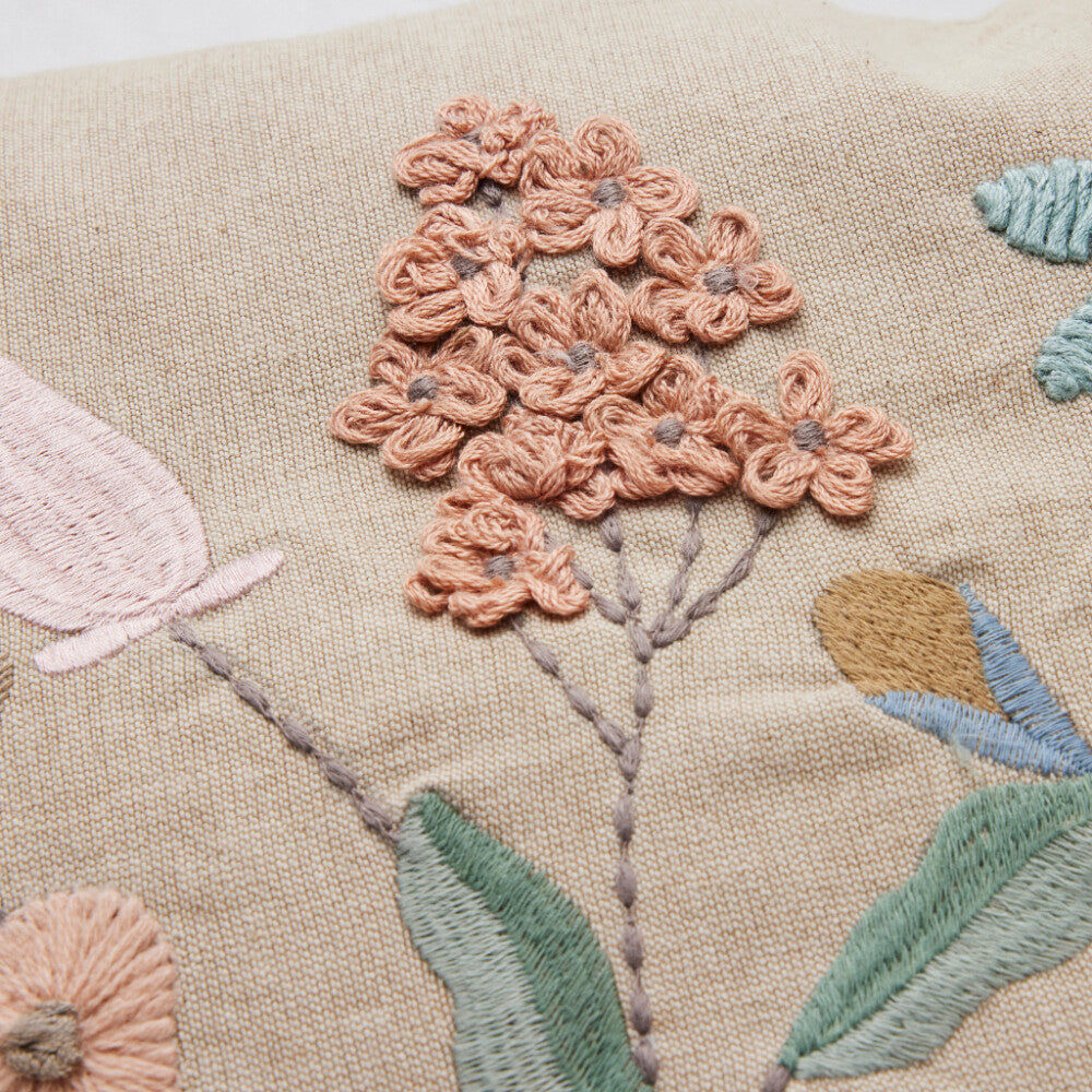 Inia Kuddfodral – Sandfärgad Elegans med Broderade Blommor