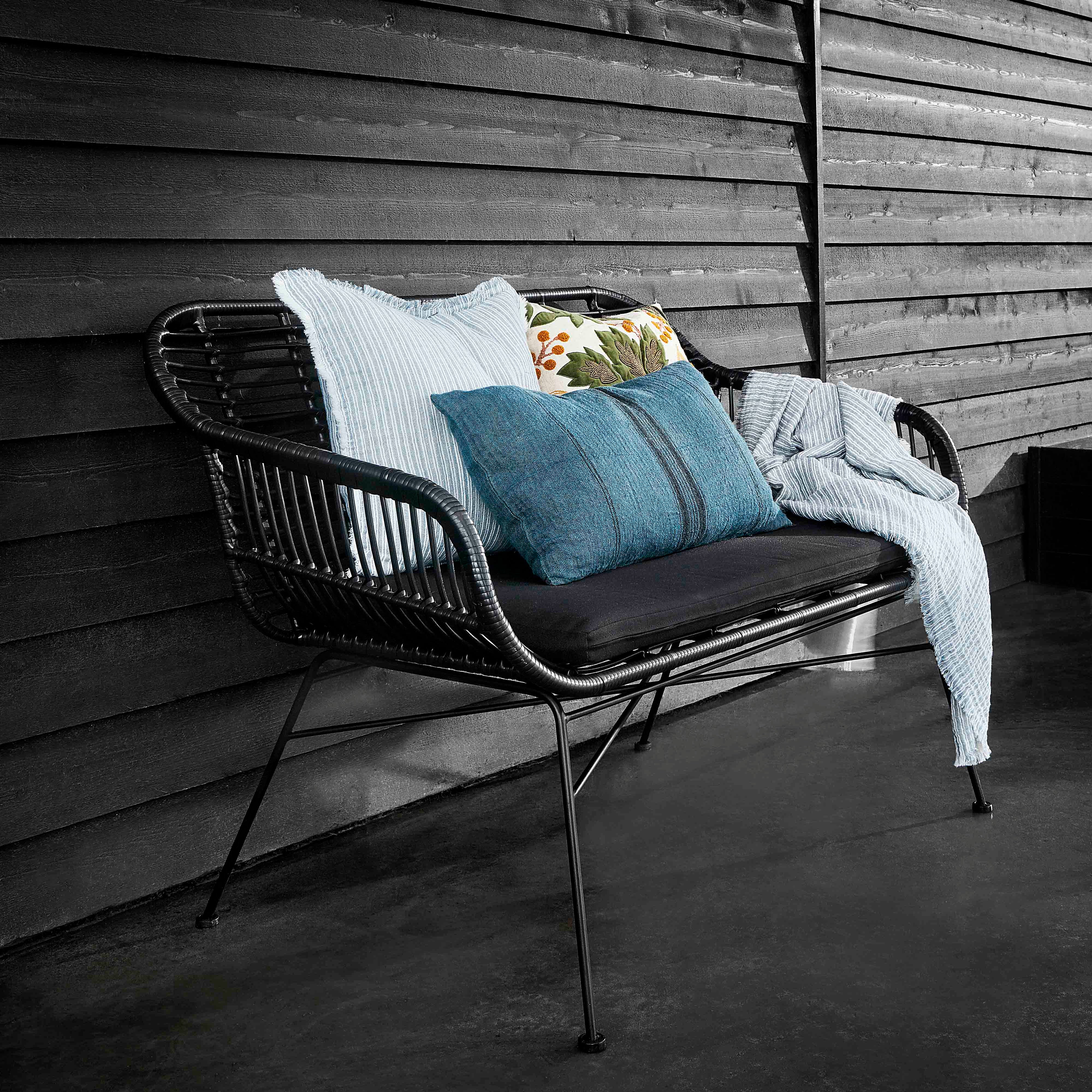Trädgårdsbänk / Svart – Skapa En Uteplats Med Stil