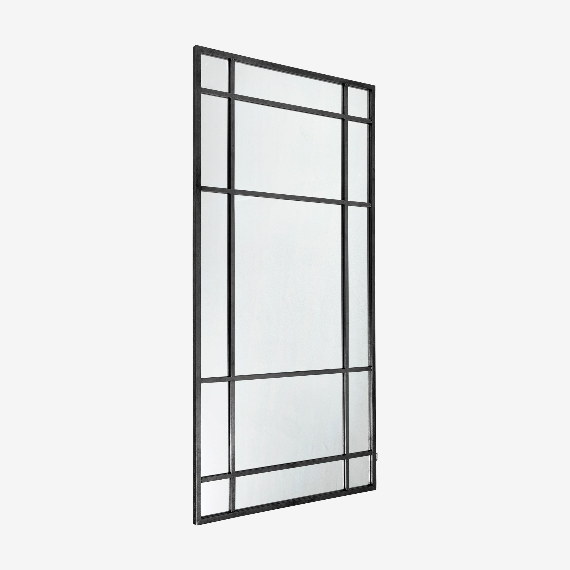 Rektangulär spegel i industriell stil med en svart metallram och ett rutmönster som delar upp spegelytan i flera geometriska sektioner. Spegeln har en modern, minimalistisk estetik med rena linjer.