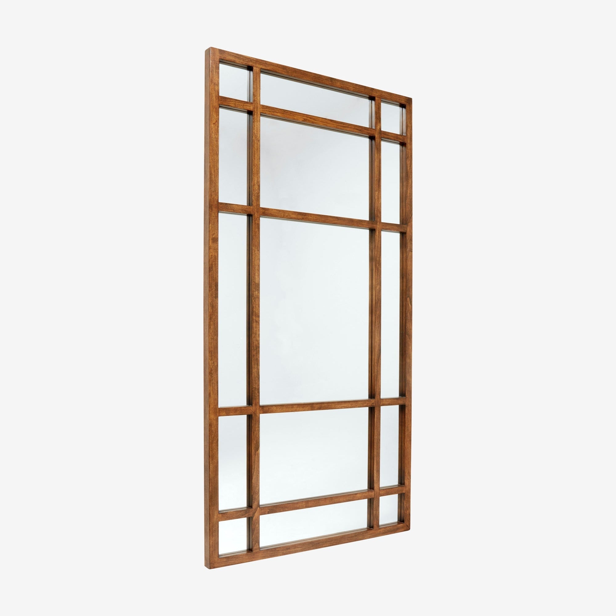 Stor rektangulär helkroppsspegel med naturlig träram och rutmönstrad design som delar spegelytan i flera sektioner – en modern industrispegel med varm, minimalistisk stil, perfekt att luta mot väggen eller hänga upp.