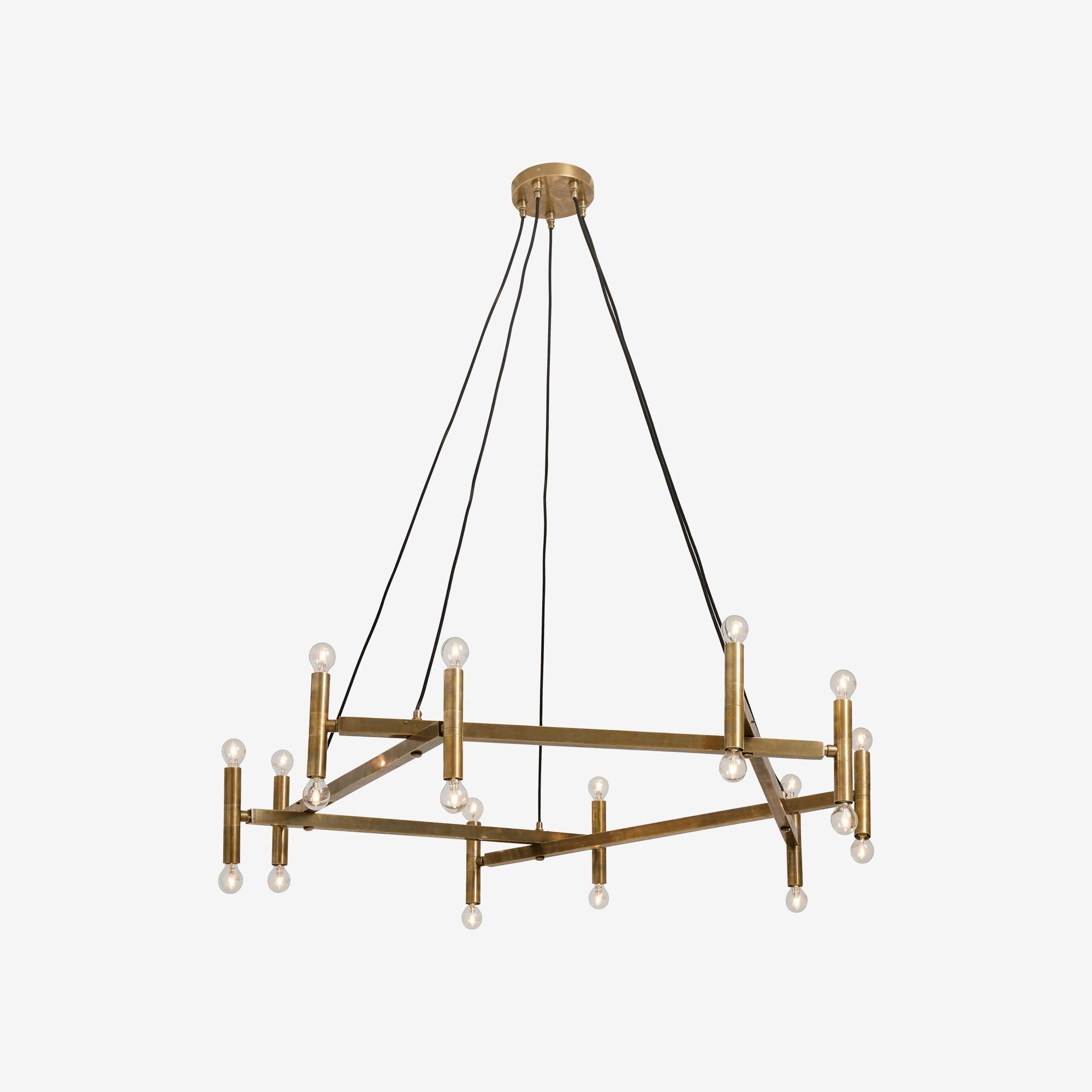 Takkrona i mässing – storslagen design med plats för 20 ljuskällor