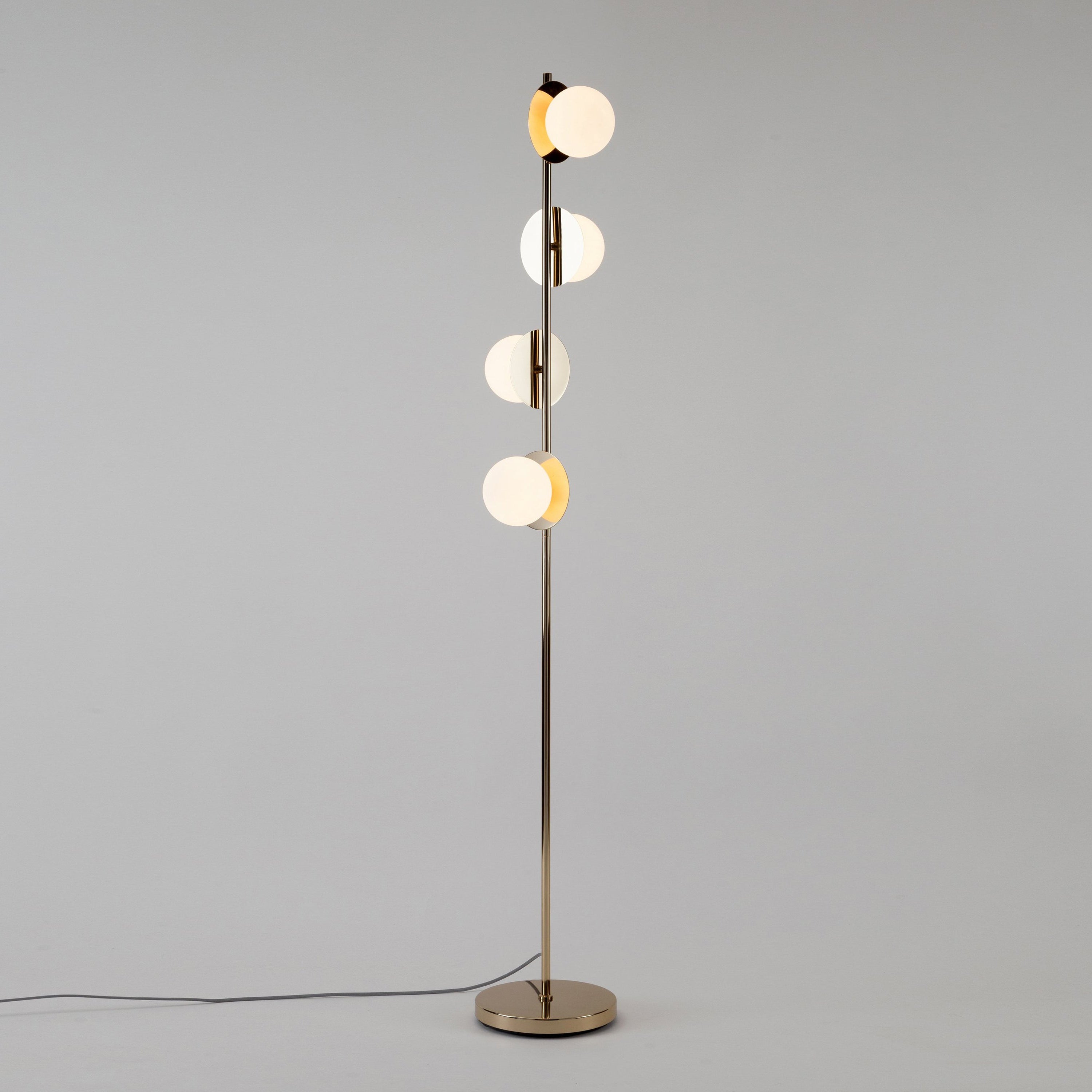 Modern Golvlampa | Mässing & Opal Glas | Stilren Belysning