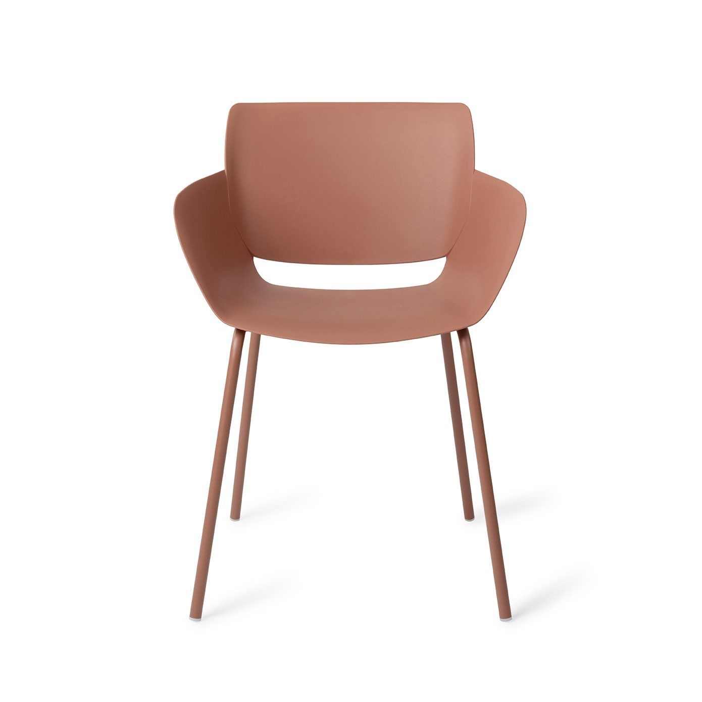 Koto utestol tillverkad av 50% återvunnen polypropen, med ergonomisk design och ventilation för långvarig komfort. De robusta metallbenen ger stabilitet och elegans. Stolen har en varm terrakottafärg som tillför en jordnära känsla till ditt uterum.