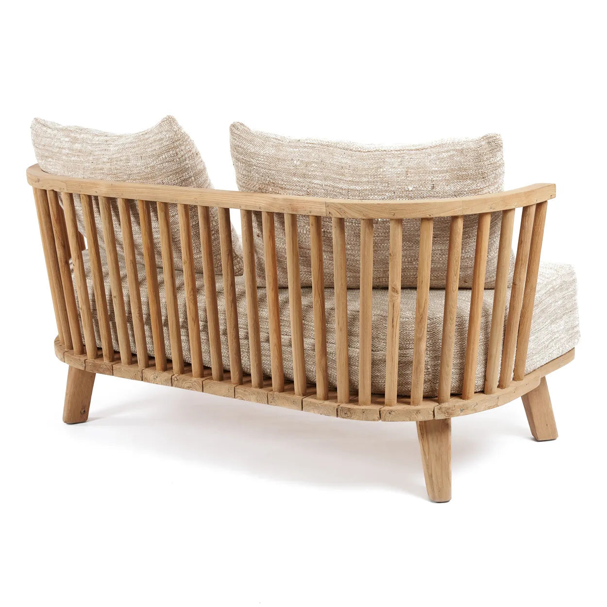 The Bazar Bizar Antwerp Malawi Two Seater blandar hållbarhet och stil med sin återvunna teakram, med spjälor, rundade ryggar och ben. Den erbjuder två beige vadderade säten och ryggkuddar, som visar upp elegans från baksidan.