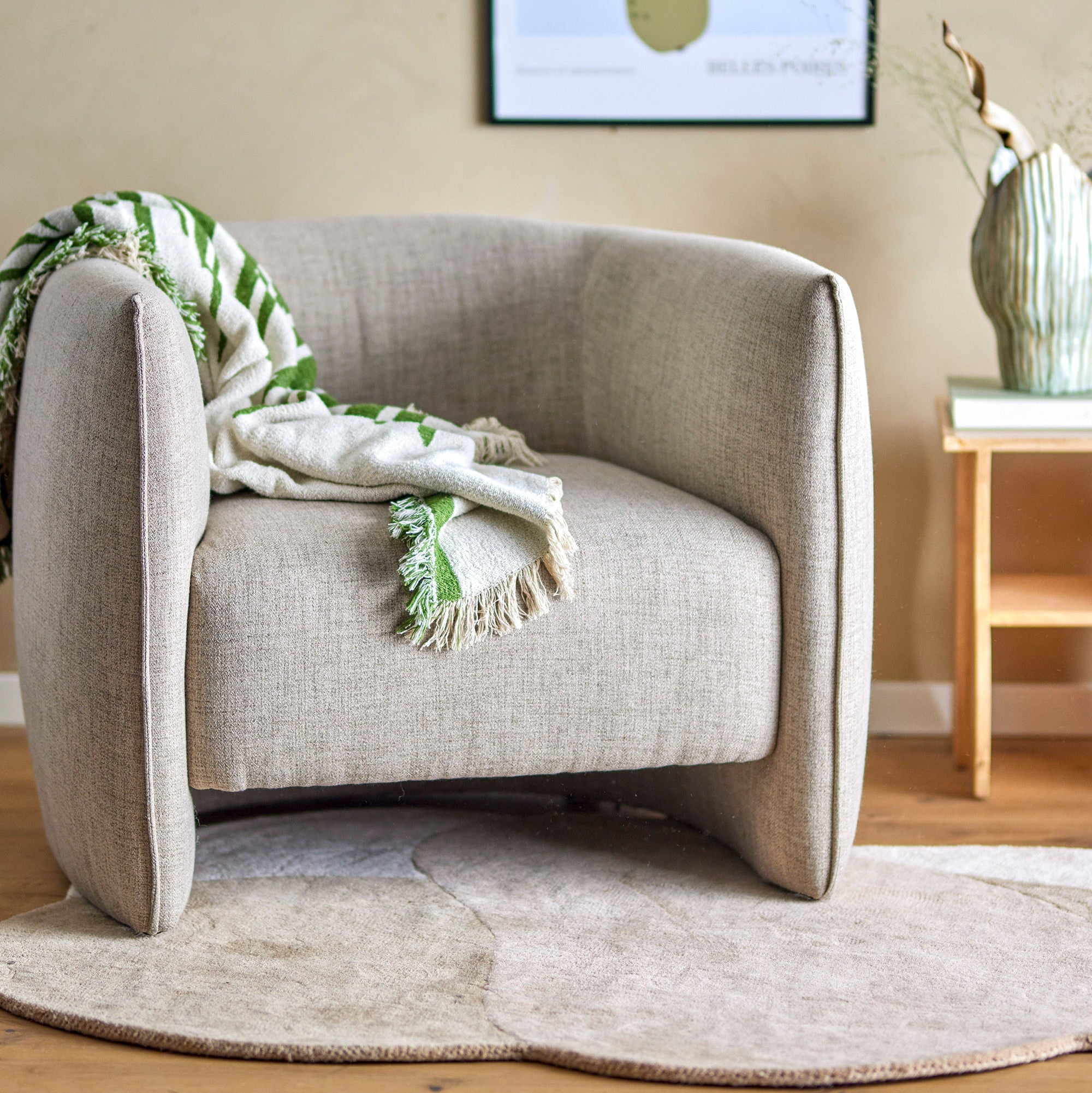 Bacio Loungefåtölj – Lätt Design i Återvunnet Tyg