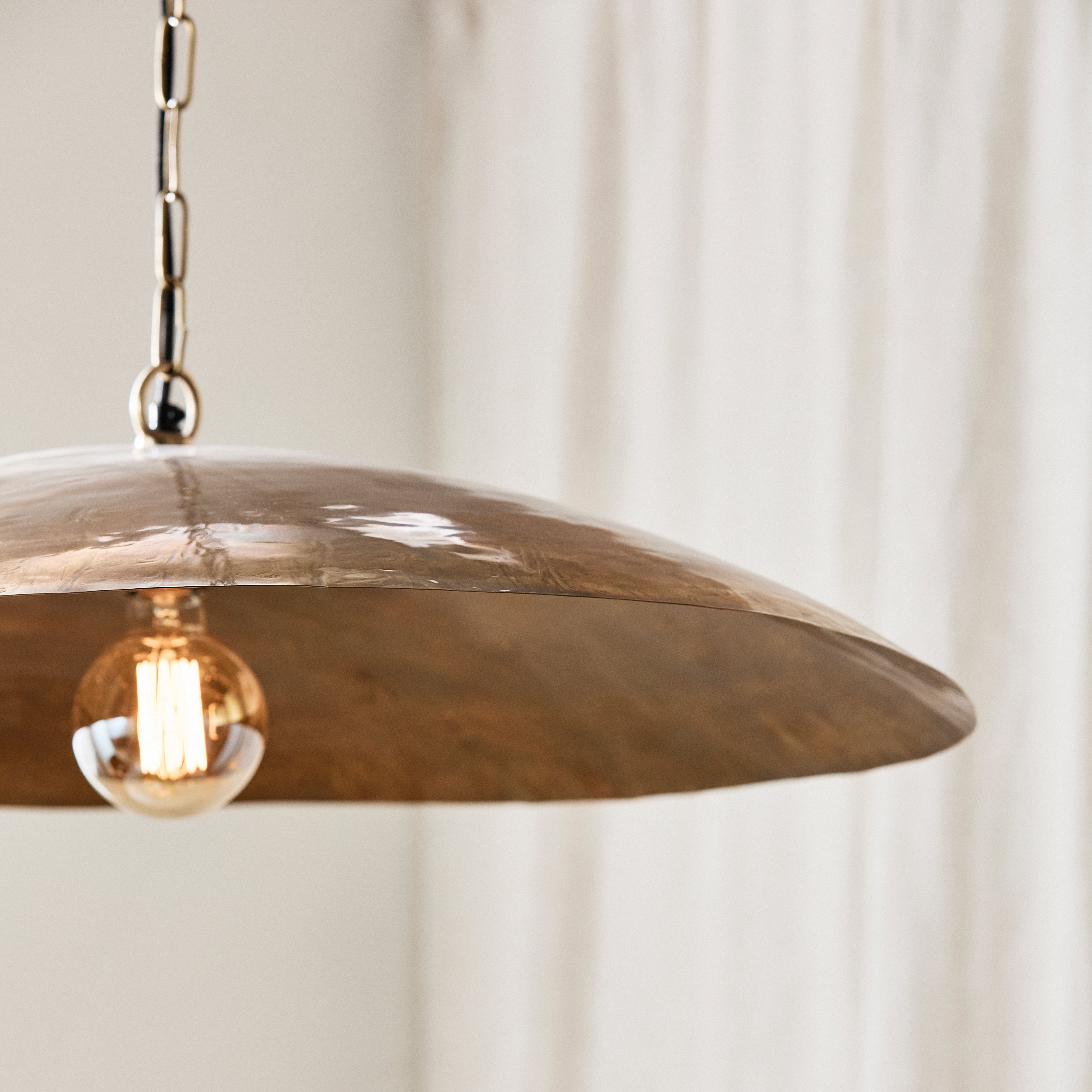 SHAKTI taklampa i mässing – handgjord lampa med naturlig glans