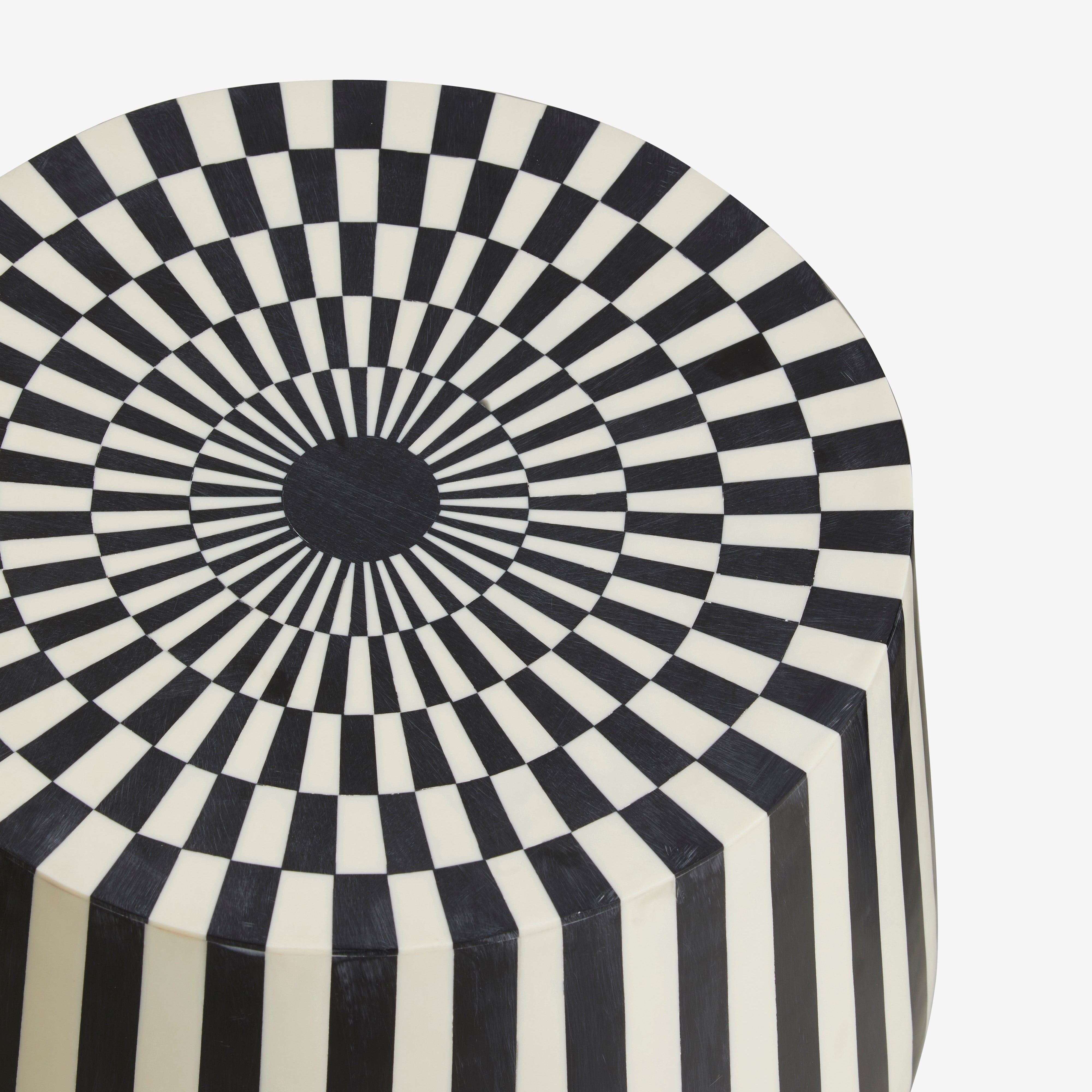 TAURA Sidobord från Nordal har en konstnärlig design i svart och elfenbensfärgad med koncentriska cirklar och randiga sidor, tillverkad av handgjorda material för ett unikt iögonfallande föremål.