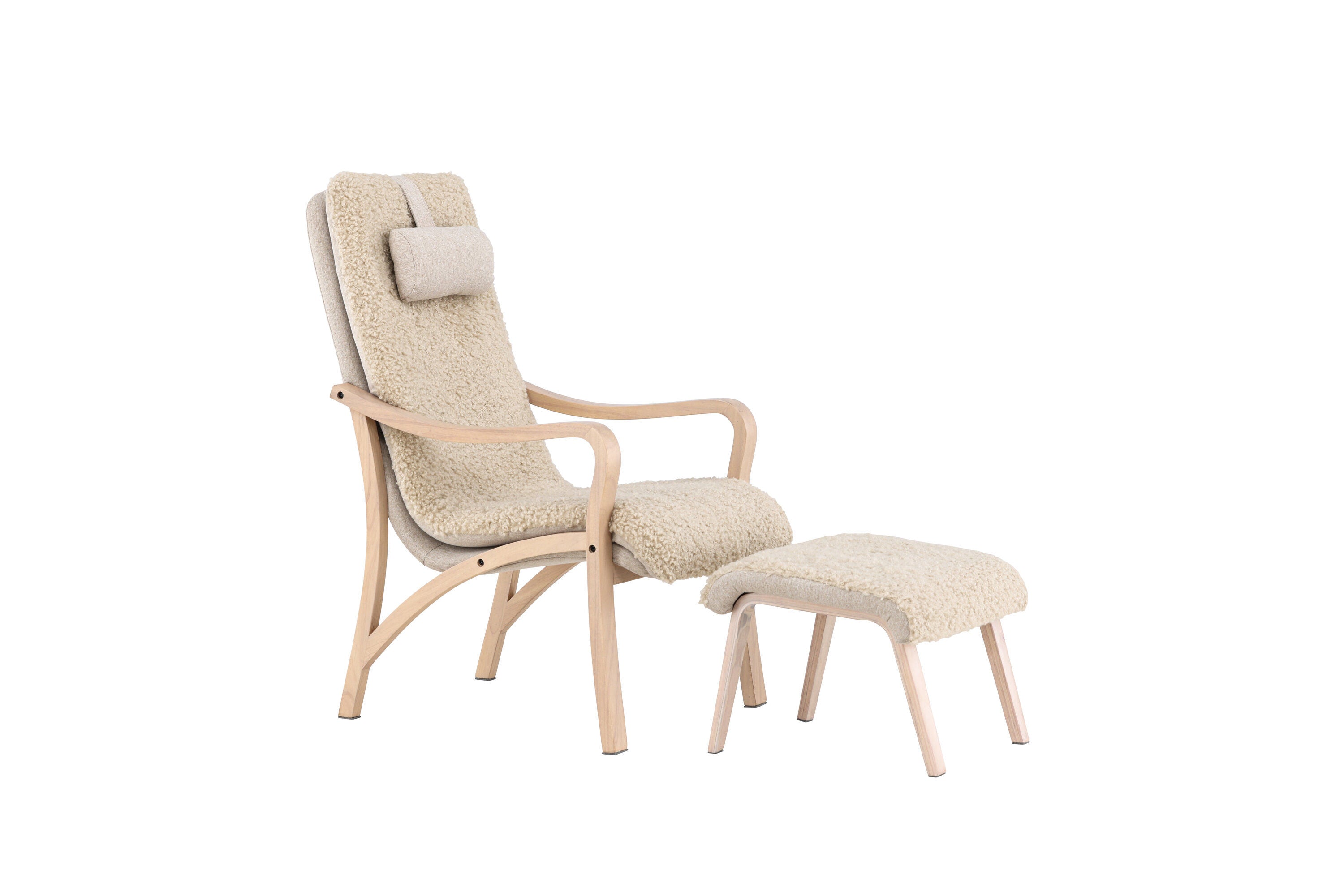 Fårö fåtölj med fotpall och nackkudde från Venture Home är en skandinavisk designfåtölj i ljust trä, med pälsliknande polyestertyg i kräm för både plyschöverdrag och matchande ottoman, vilket ger nordisk elegans och mysig komfort.