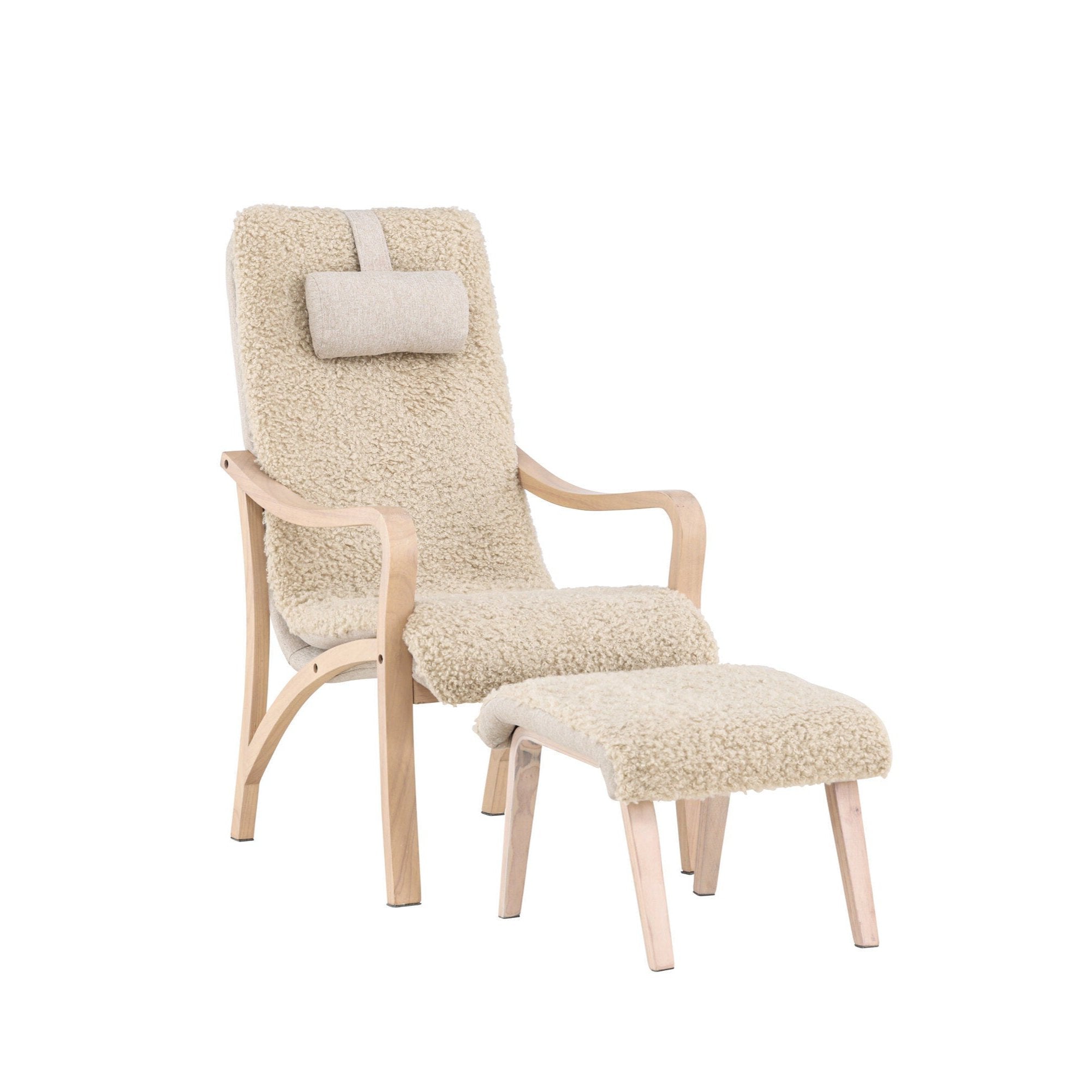 Fårö beige fåtölj från Venture Home, med matchande nackstöd och ottoman, har pälsliknande polyestertyg och en minimalistisk skandinavisk design med ben och armstöd i ljust trä.