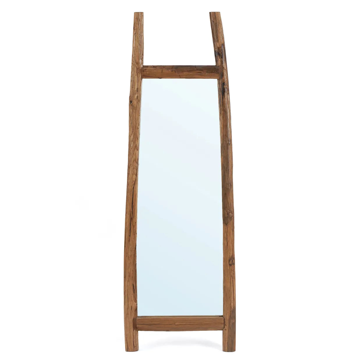 Fabulook Fristående Spegel från bazar bizar är en fristående spegel med en rustik ram av naturligt trä, med en ojämn, grov textur som framhäver dess handgjorda utseende. Dess eleganta fullängdsdesign står på en vit bakgrund och erbjuder både funktionalitet och stil.