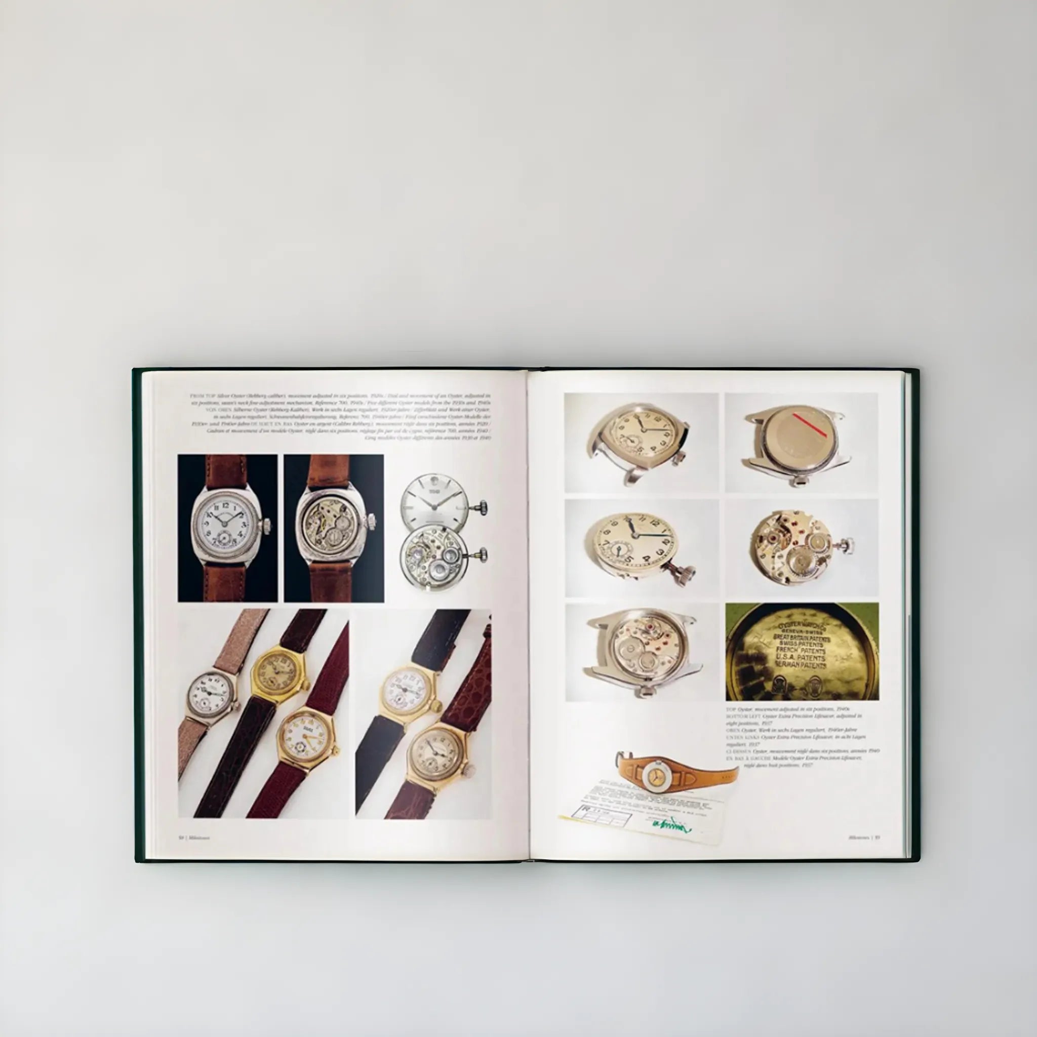 Ett öppet exemplar av *The Watch Book Rolex – 3rd Edition: En Omfattande Guide till Rolex* av New Mags, som visar olika bilder av vintage armbandsur. Den vänstra sidan visar olika design med läderremmar, medan den högra sidan har närbilder av urtavlor och urverk, inklusive en klassisk Rolex Submariner. Bakgrunden är en enkel, ren yta.