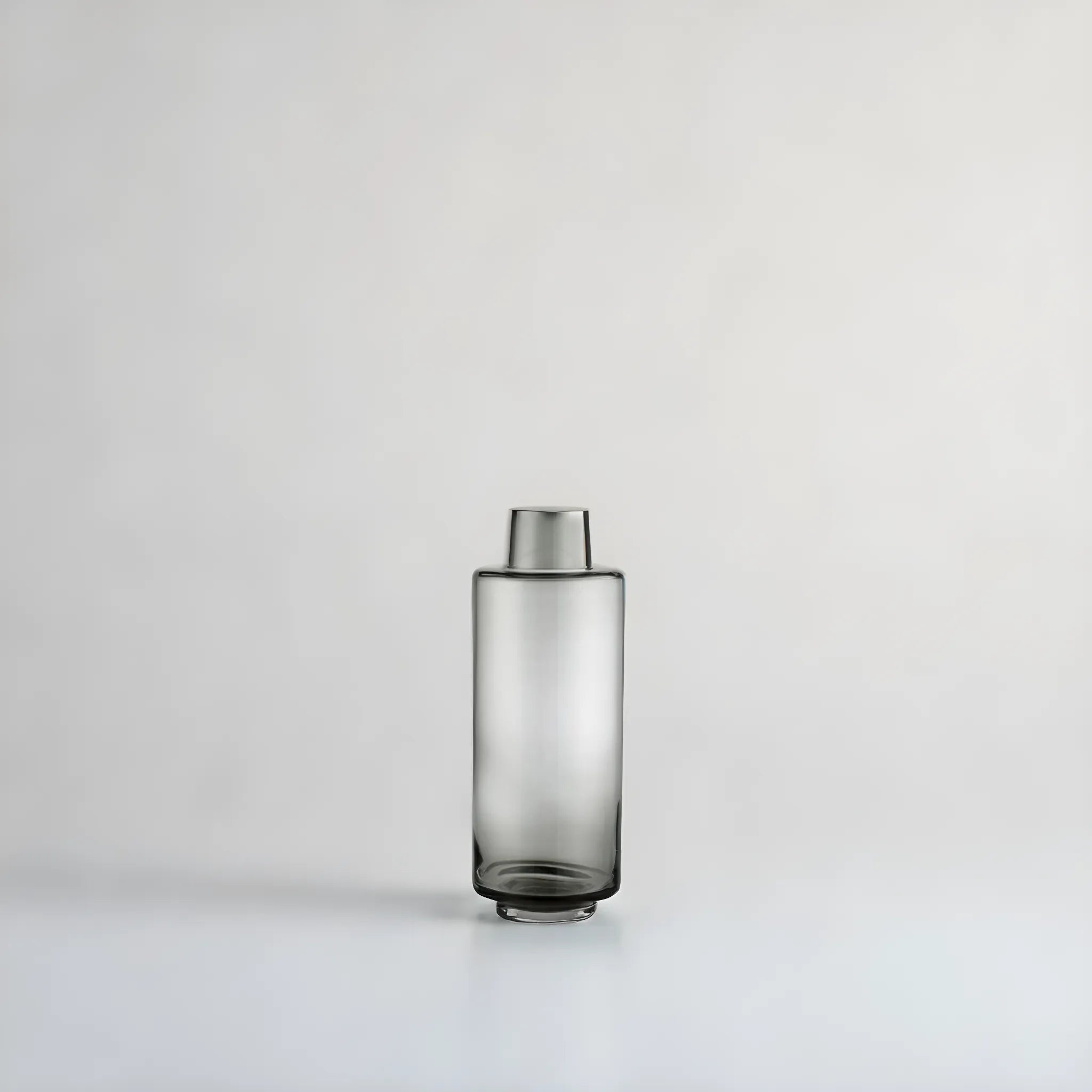Hedria Vas – Rökgrå Skönhet i Munblåst Glas