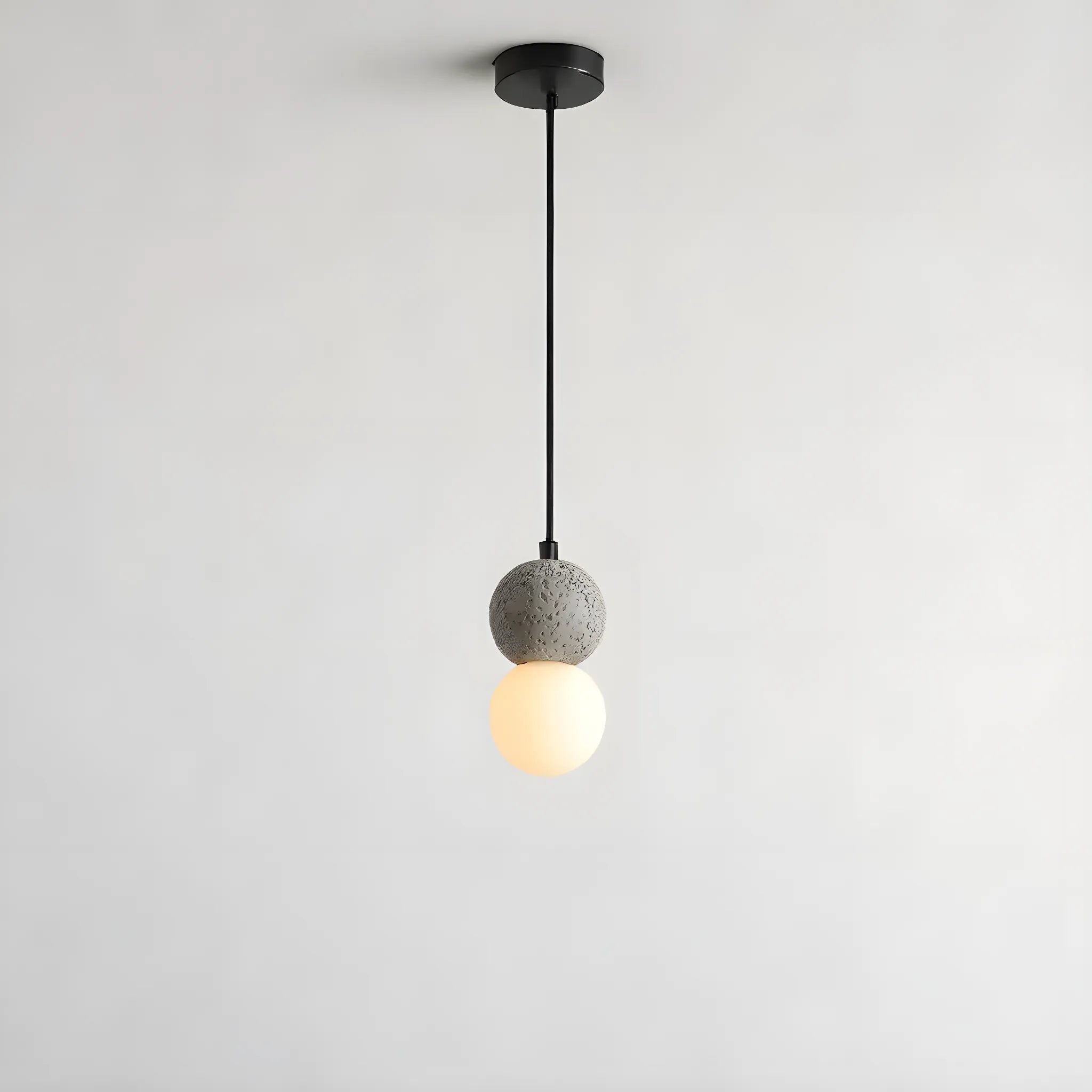 Leed Pendant- Pendellampa i grå cement och glas med sfärisk design och 150 cm textilsladd Lyckades