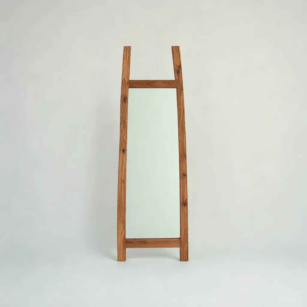 Fabulook Fristående Spegel från bazar bizar är en fullängds rektangulär spegel med en träram, med stegliknande vertikala stöd. Dess enkelhet och naturliga träfinish erbjuder en elegant minimalistisk design, perfekt för alla utrymmen.