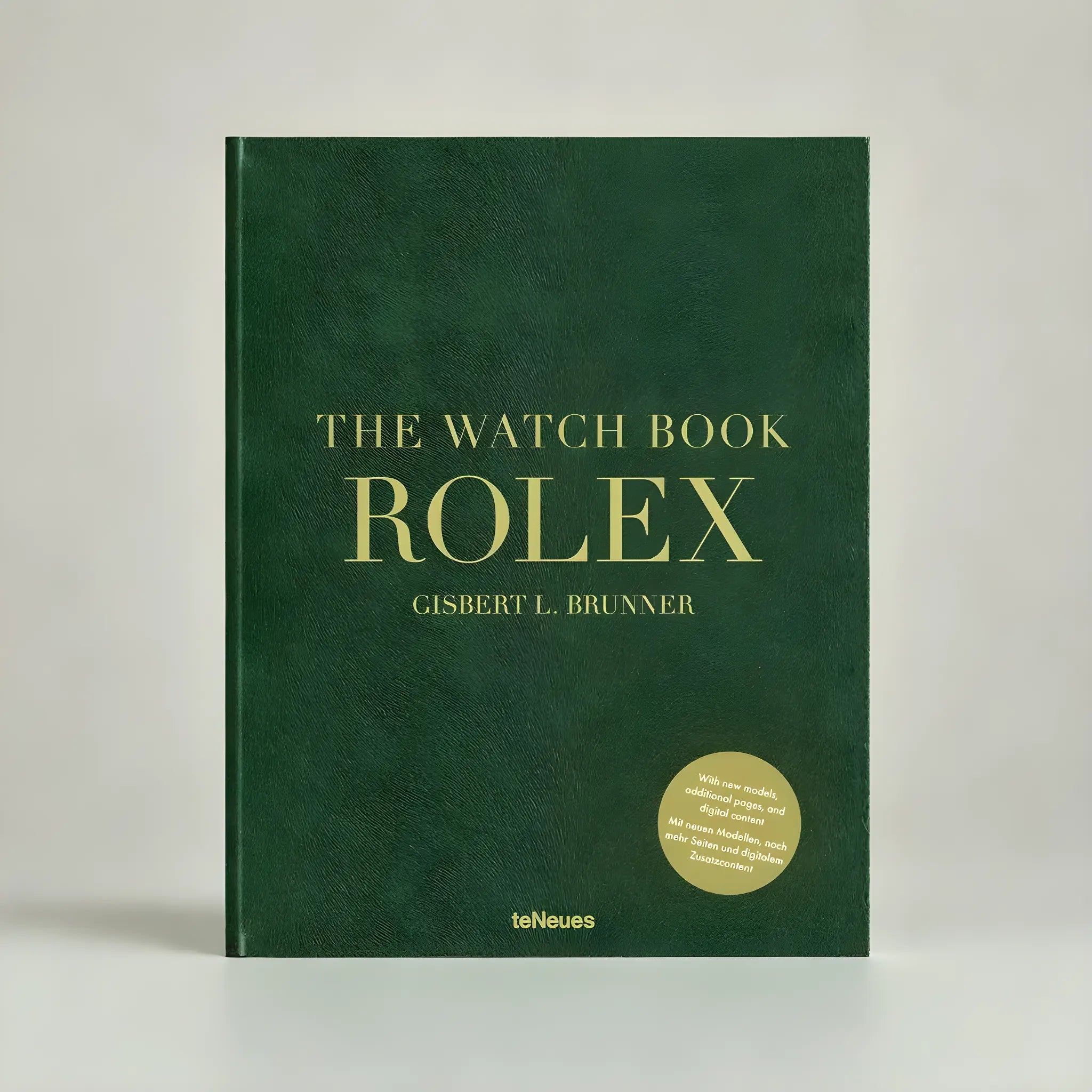 En bok med titeln "The Watch Book Rolex – 3rd Edition: En Omfattande Guide till Rolex" av Gisbert L. Brunner. Omslaget är grönt med guldtext och har ett cirkulärt guldemblem i det nedre högra hörnet. Varumärket, New Mags, nämns längst ner, vilket gör det perfekt för alla Rolex-entusiaster eller Submariner-fans.