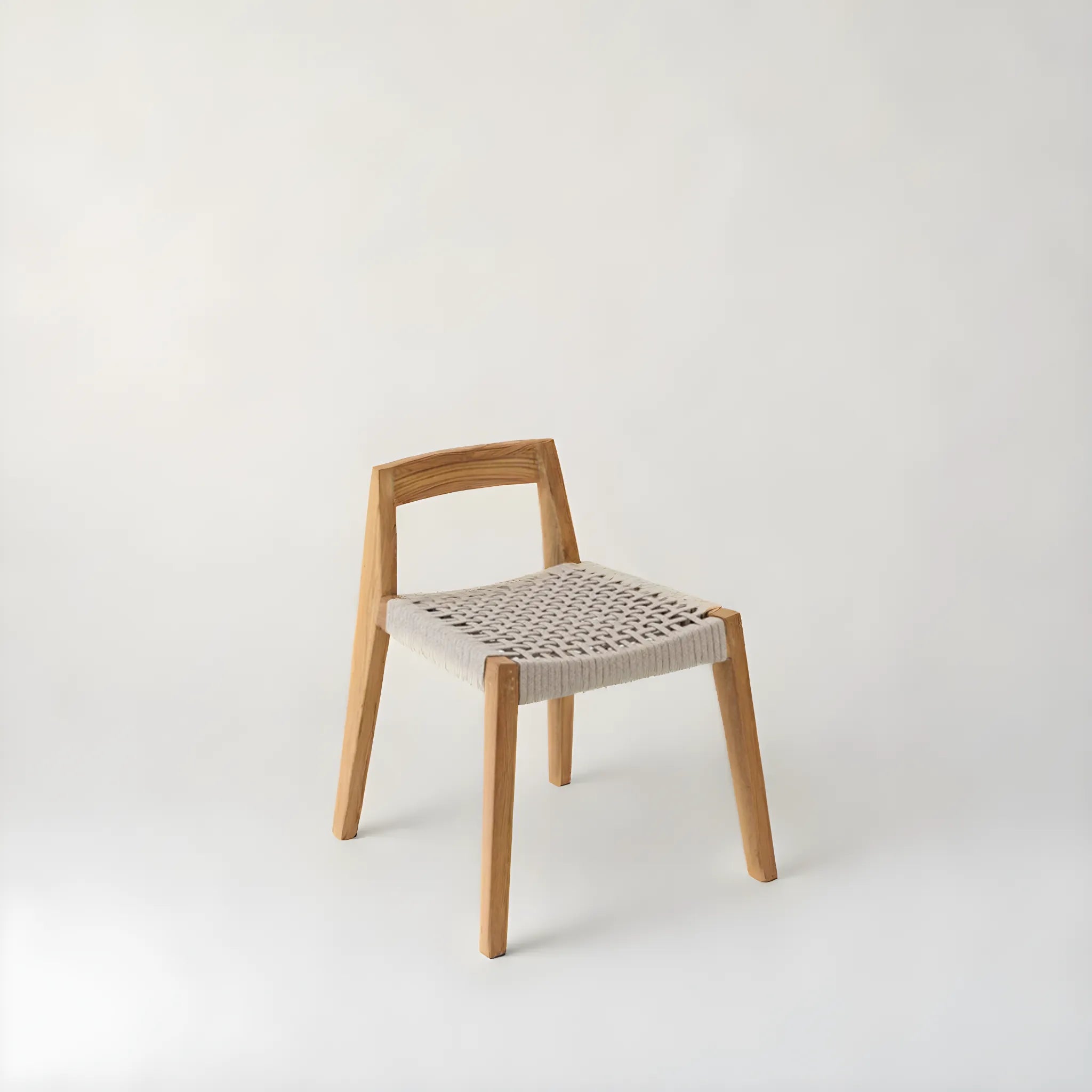 Marathi Matstol - Stilren Design i Återvunnet Teakträ