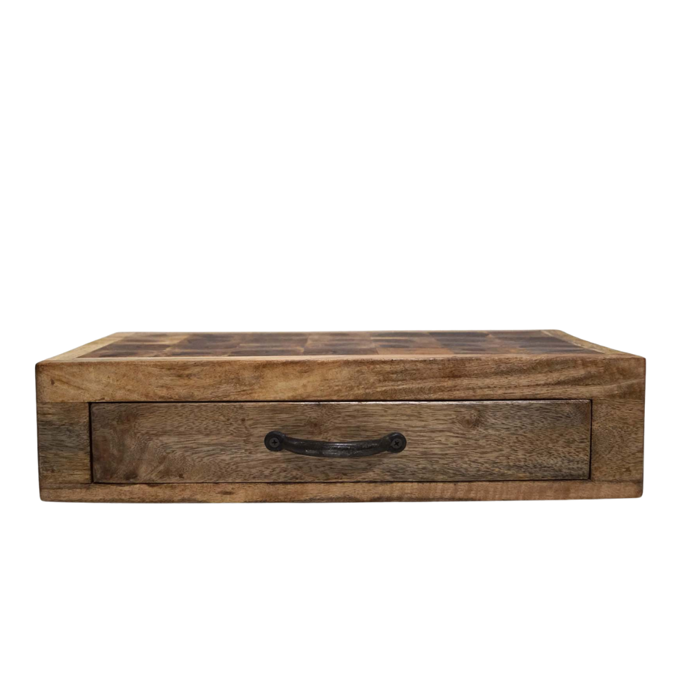 Rustik skärbräda i massivt trä med utdragbar låda – praktisk och dekorativ detalj för köket.